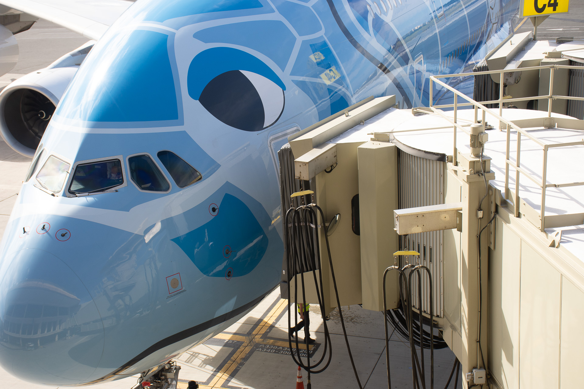 3基の搭乗橋が順に接続して、乗客の降機準備が進む