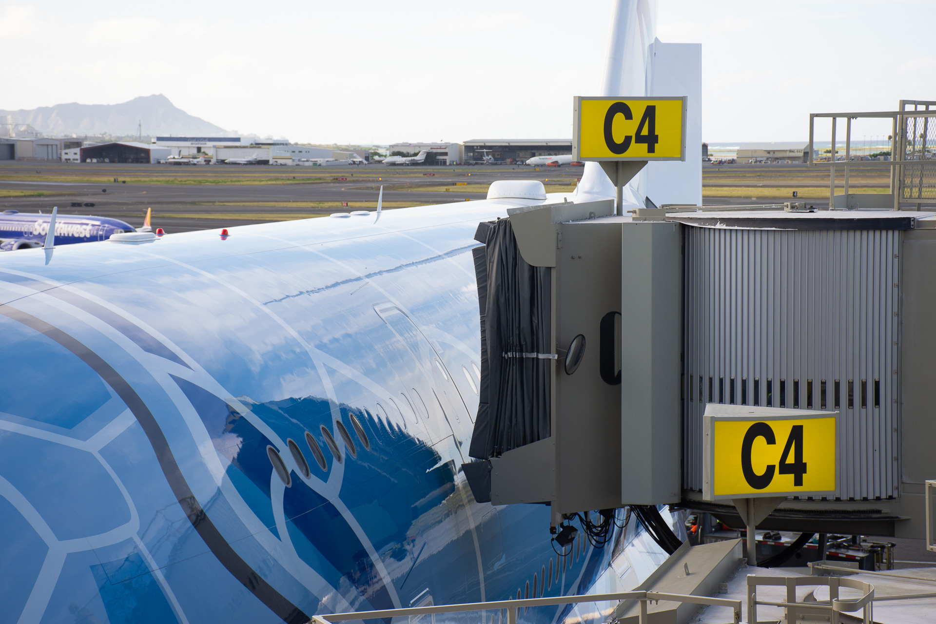 3基の搭乗橋が順に接続して、乗客の降機準備が進む