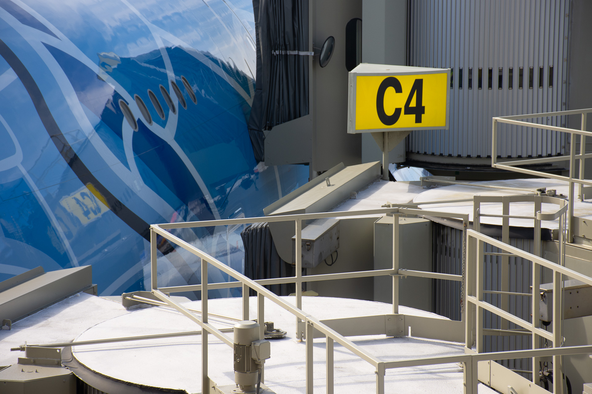 3基の搭乗橋が順に接続して、乗客の降機準備が進む