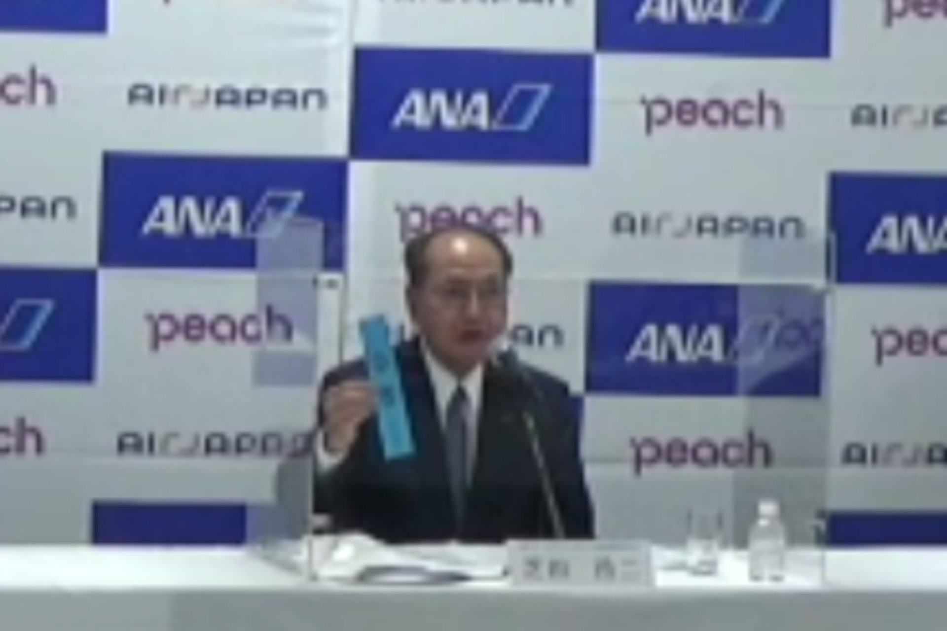 七夕の笹が飾られた会見場。芝田氏は短冊に「安寧」の願いを込め、世界の平和や人々の健康に思いを寄せた