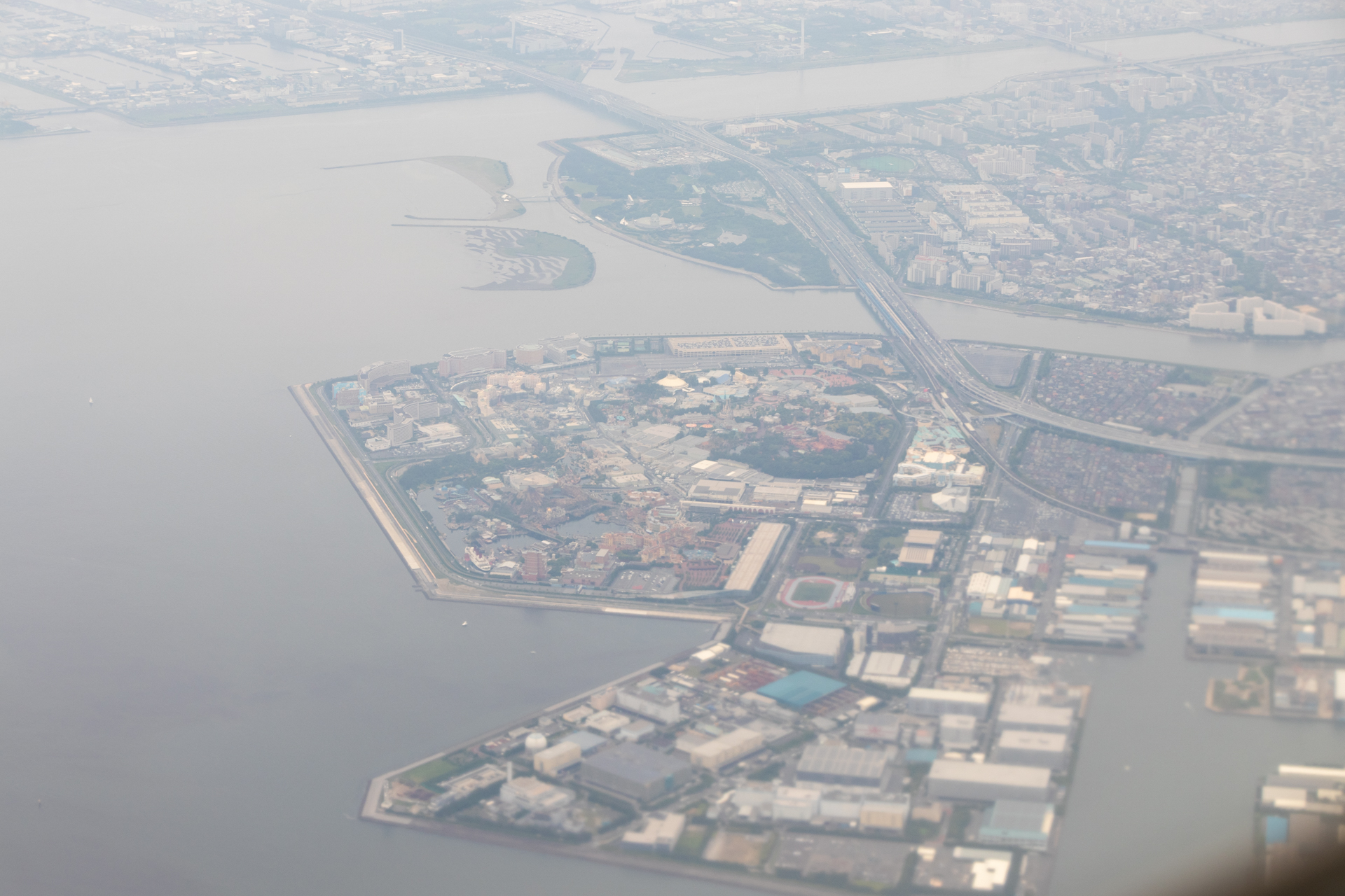 ディズニーランドやディズニーシーの近辺を通ってさらに上昇を続ける