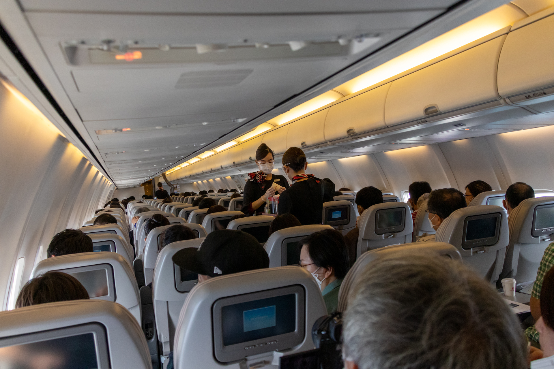 帯広空港に向かって飛行を続けている機内の様子。東北地方を通過する際は雲の合間から景色も楽しめた