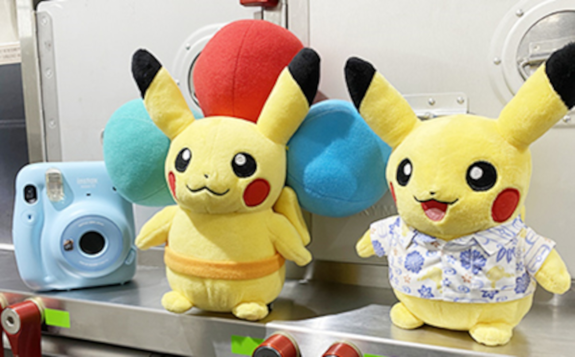 ピカチュウのぬいぐるみと記念撮影できる