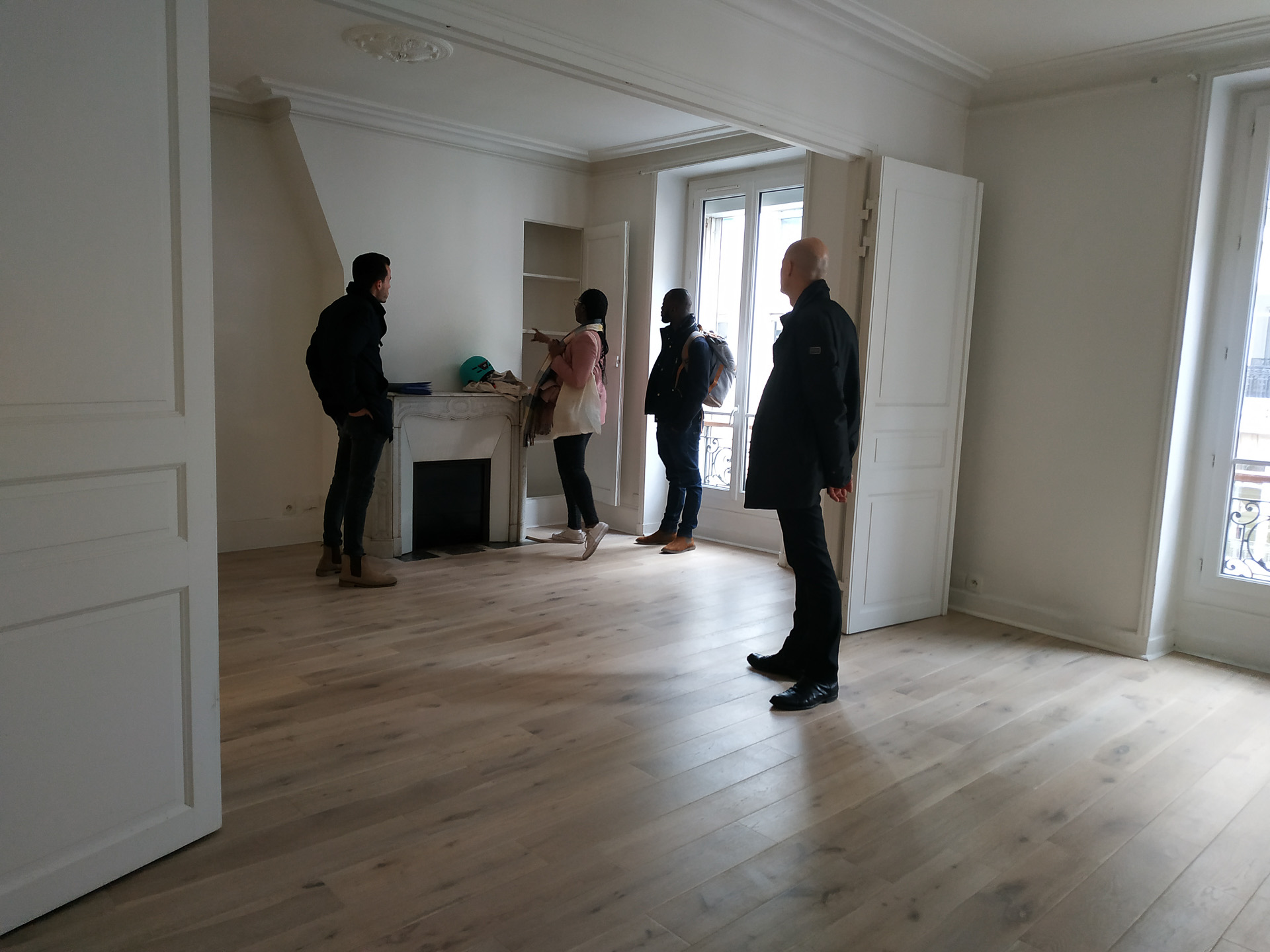 不動産会社と買い手が来ての、契約前のアパートの最終チェック。買い手のカップルは真っ白な壁が嫌いだそうで、カラフルに塗り直すと言っていました（笑）