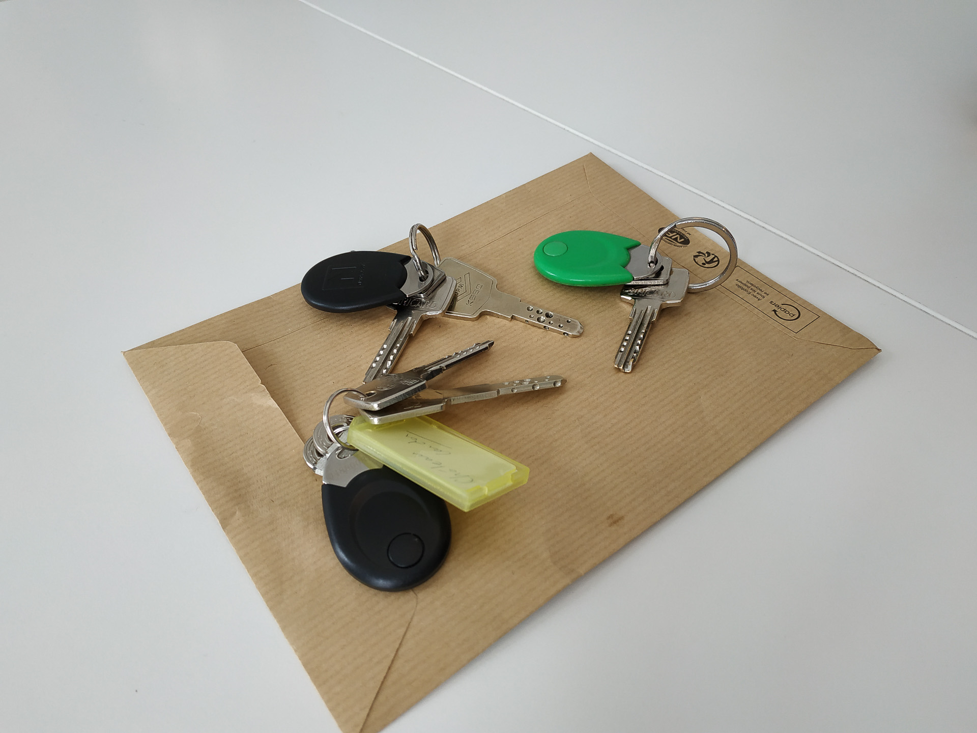 アパートのカギは公証人のところで契約が済んだ時点で渡します