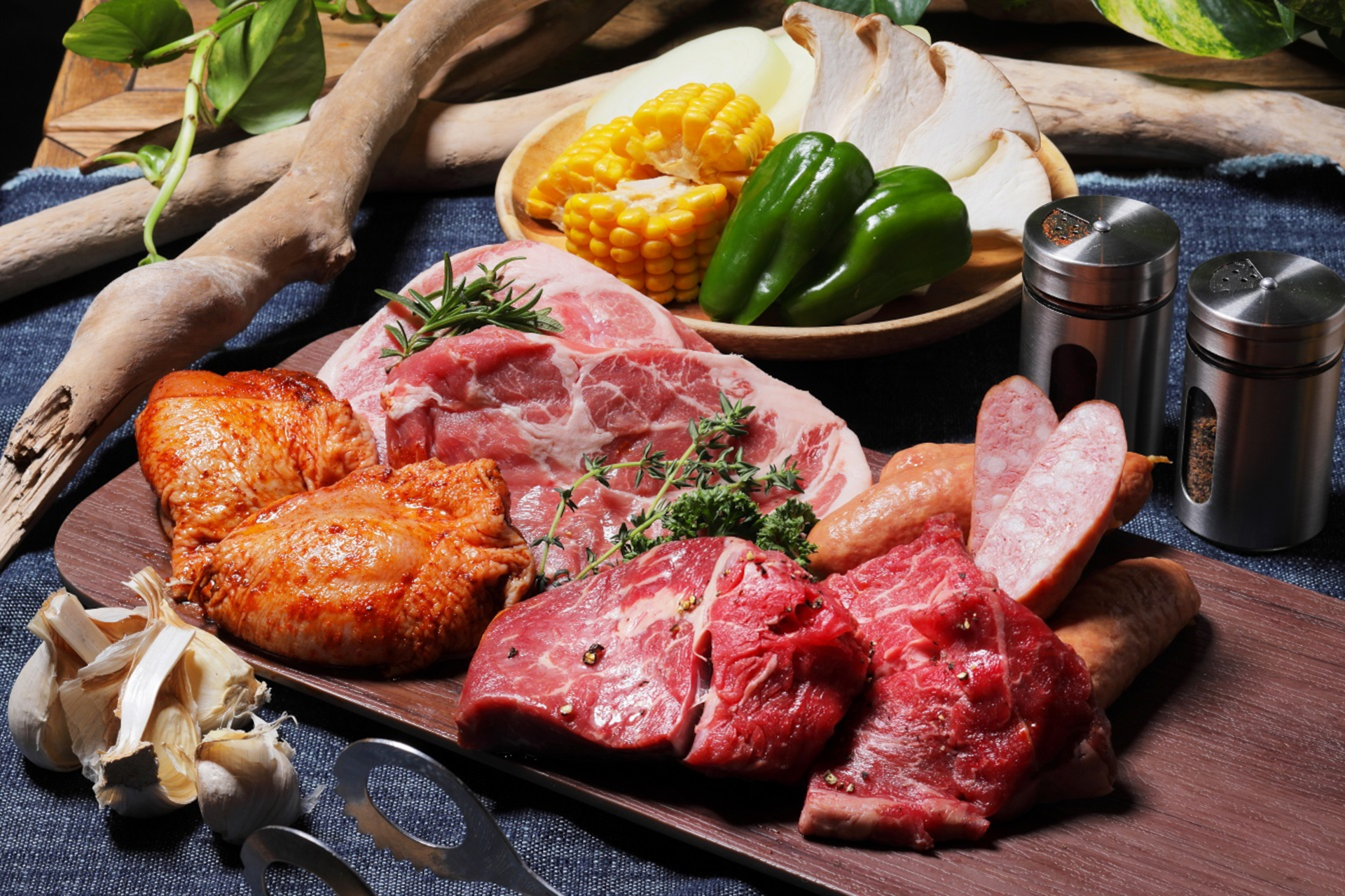 3種類の肉やソーセージ、焼き野菜、サイドメニューなど盛りだくさんのBBQセット