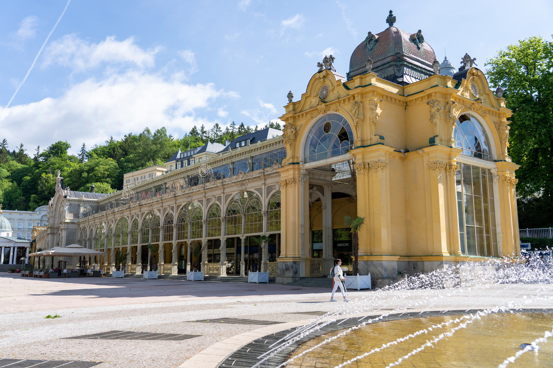 街の中心部にあるコロナーダでは湧き出る源泉を飲むことができます。手前はいつも人が集まっている「歌う噴水」