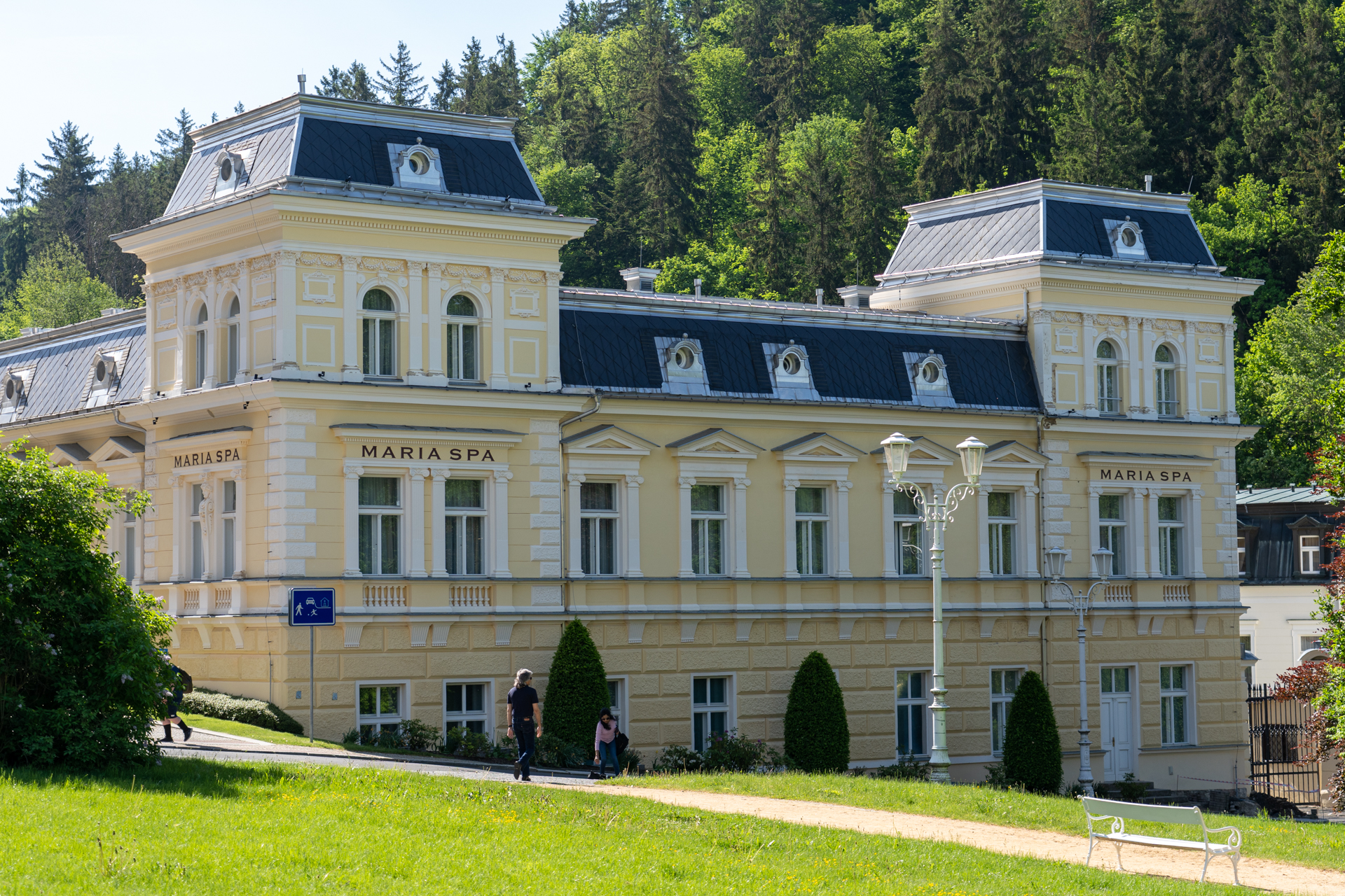 「これは宮殿?!」と思ってしまうような素敵な装飾の建物がたくさん。ほとんどが保養客のためのホテルです