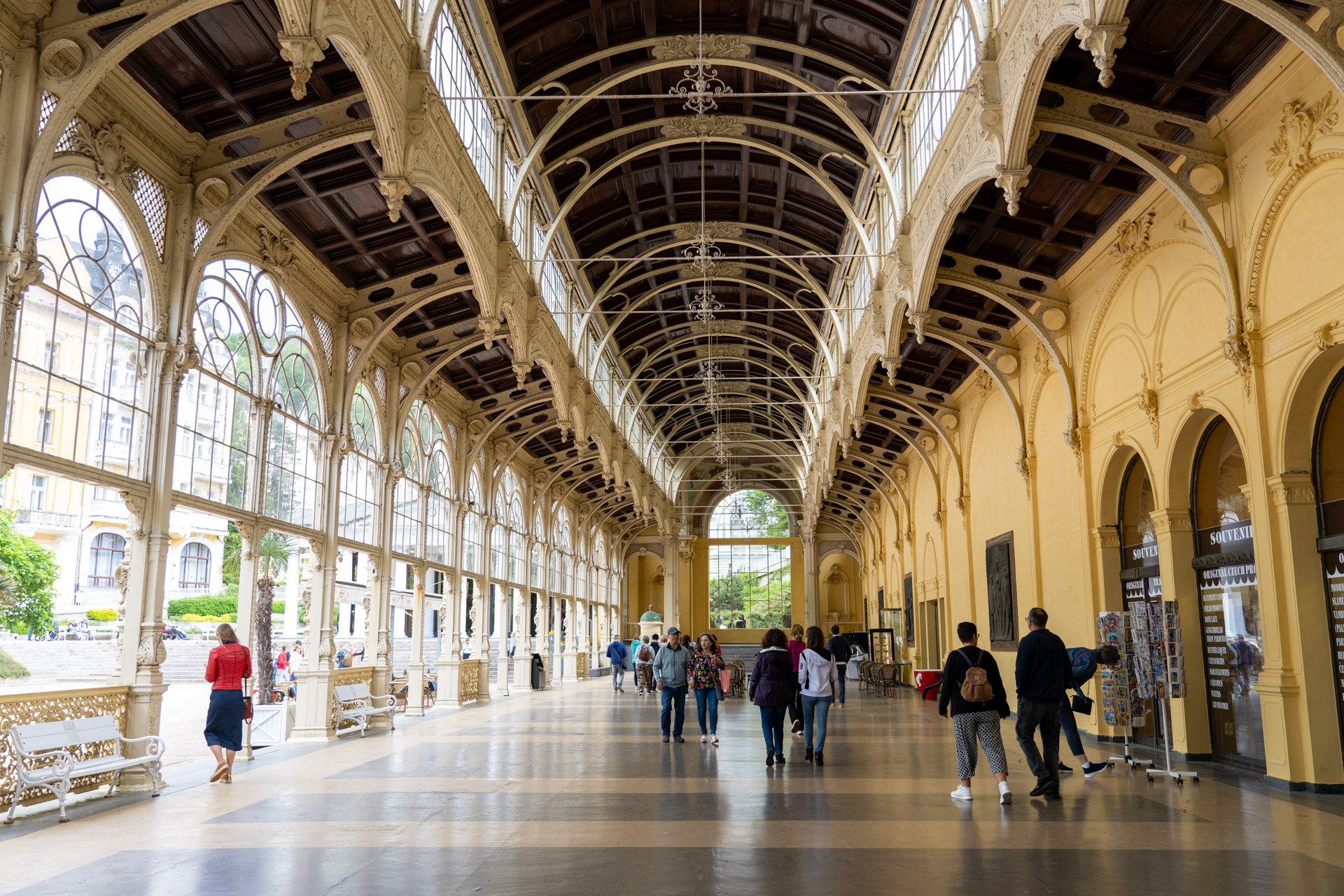 装飾が施されたコロナーダの回廊。ここにはカフェや売店、ちょっとしたコンサートができるステージも