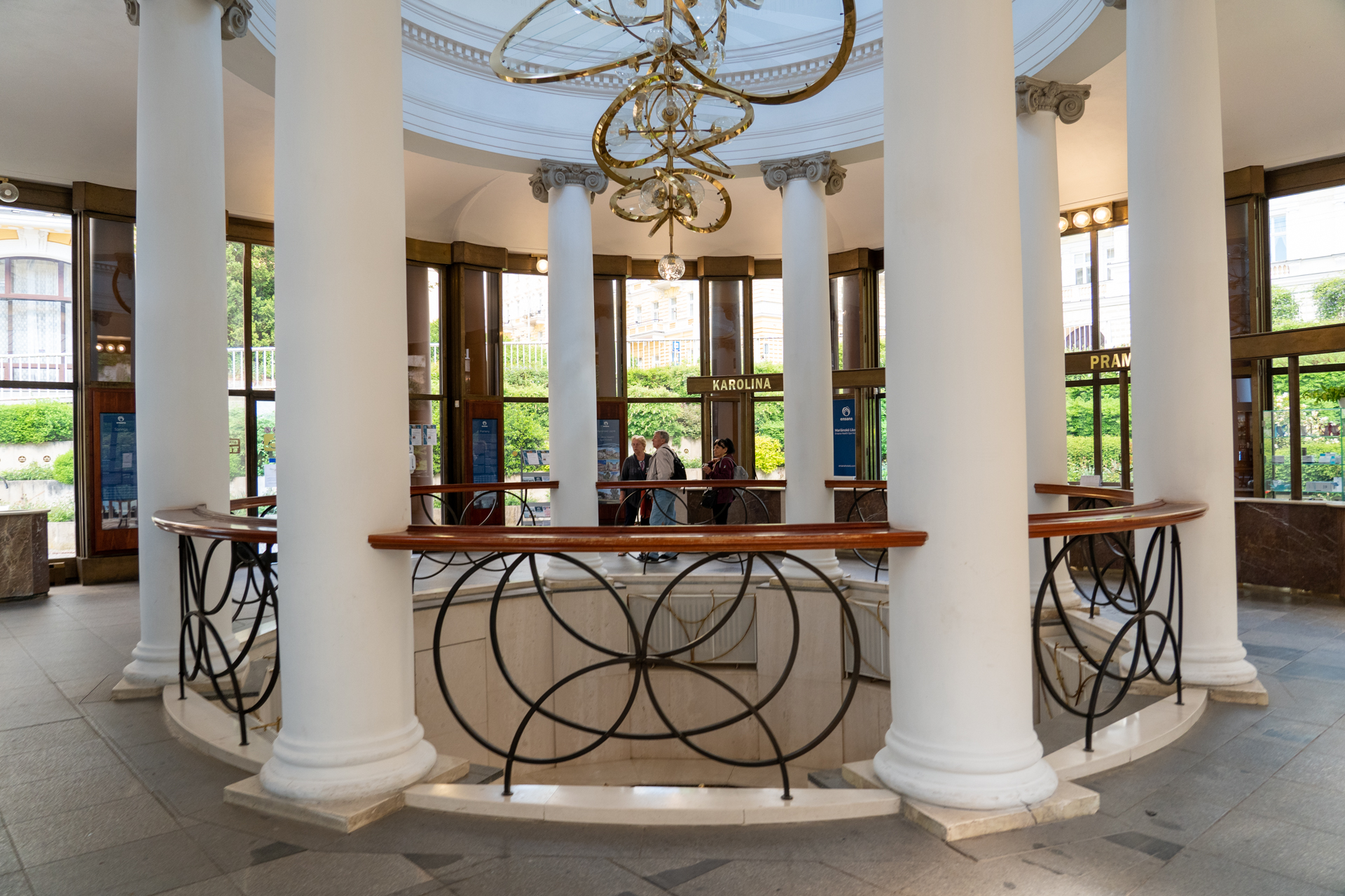 100種類の鉱泉があるというマリアーンスケー・ラーズニェ。カルシウムや鉄、マグネシウムなどそれぞれ含有物が異なっていて、胃や腸、肝臓など消化器系によいのだとか。コロナーダでは味（効能？）の違う源泉が出てくる蛇口が並んでいました