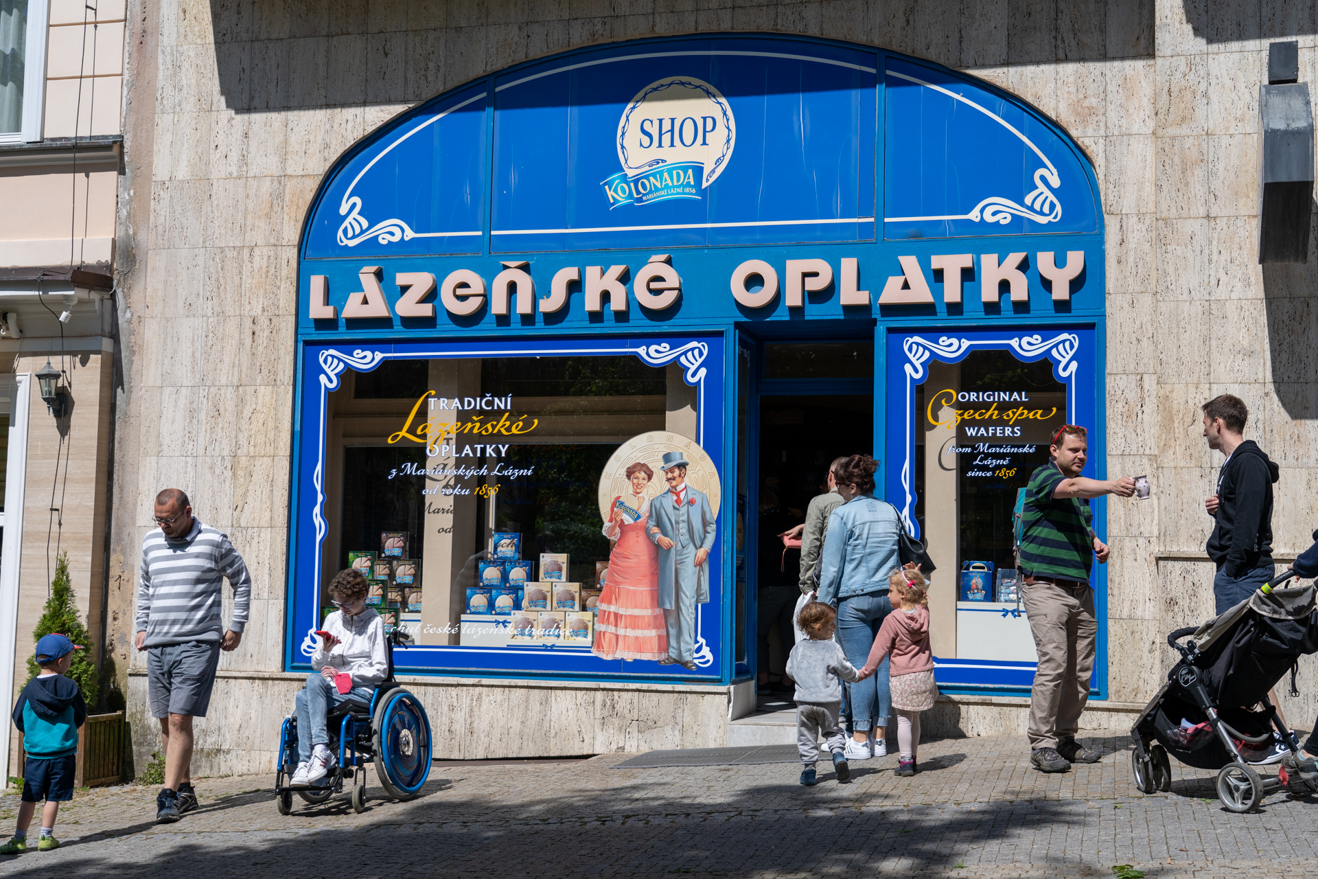 こちらは有名なスパワッフル屋さん。箱でも売っていますが1枚から買えるので食べ歩きにオススメ