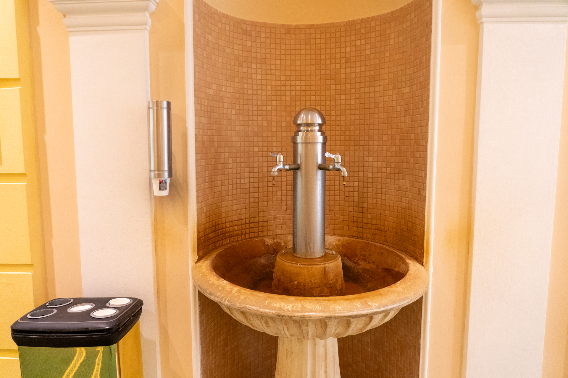 迷路地下通路マップ。こんな通路をとおったり、たまに飲泉所があったり。ゲストはここをバスローブ姿で行き来します