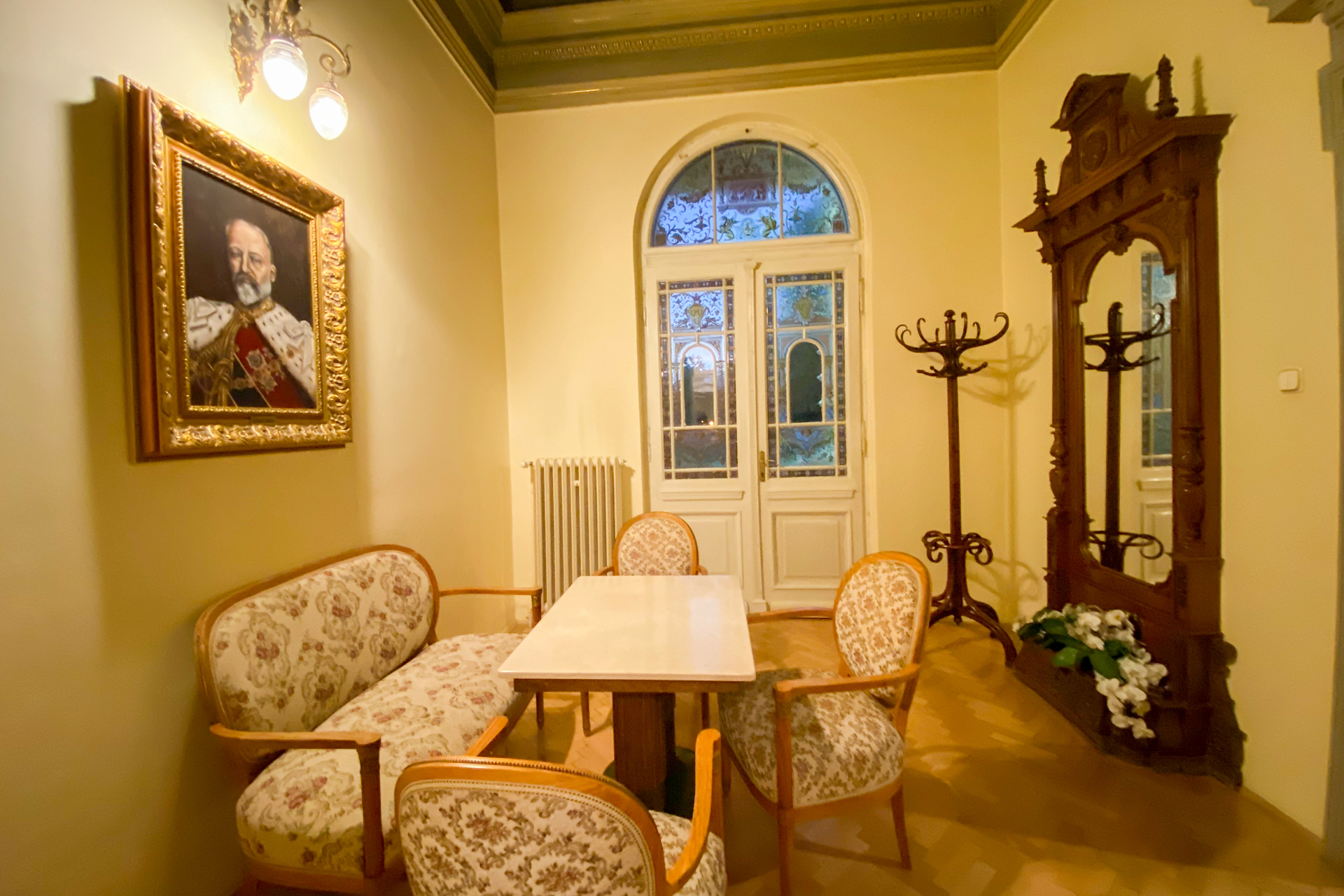 昔イギリスの王様エドワード7世が訪れた際に特別に造られたトリートメントルーム「ロイヤルキャビン」も。内部の装飾がとにかくすごい！