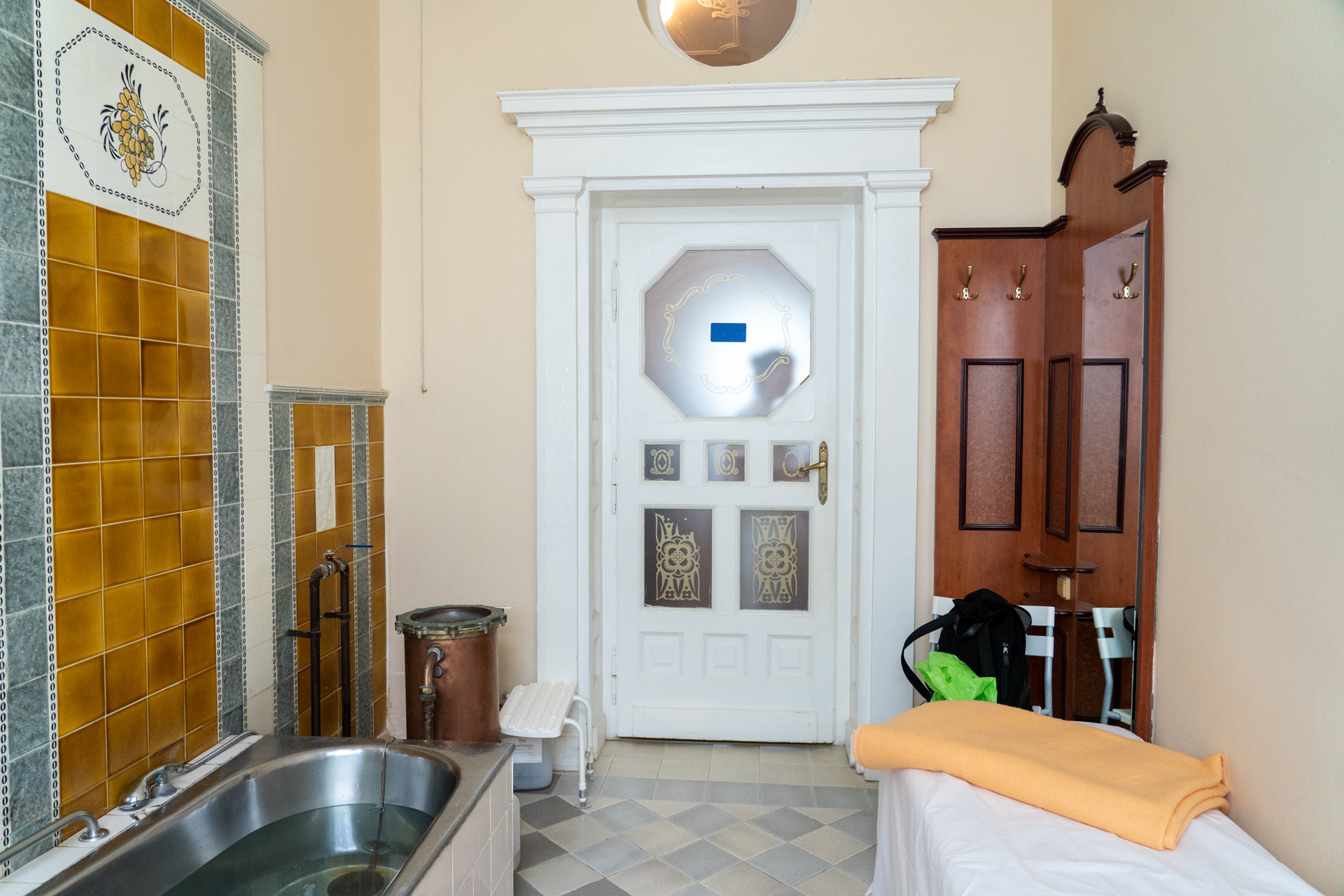 このようなミネラルバスのスパができる個室が18室あります