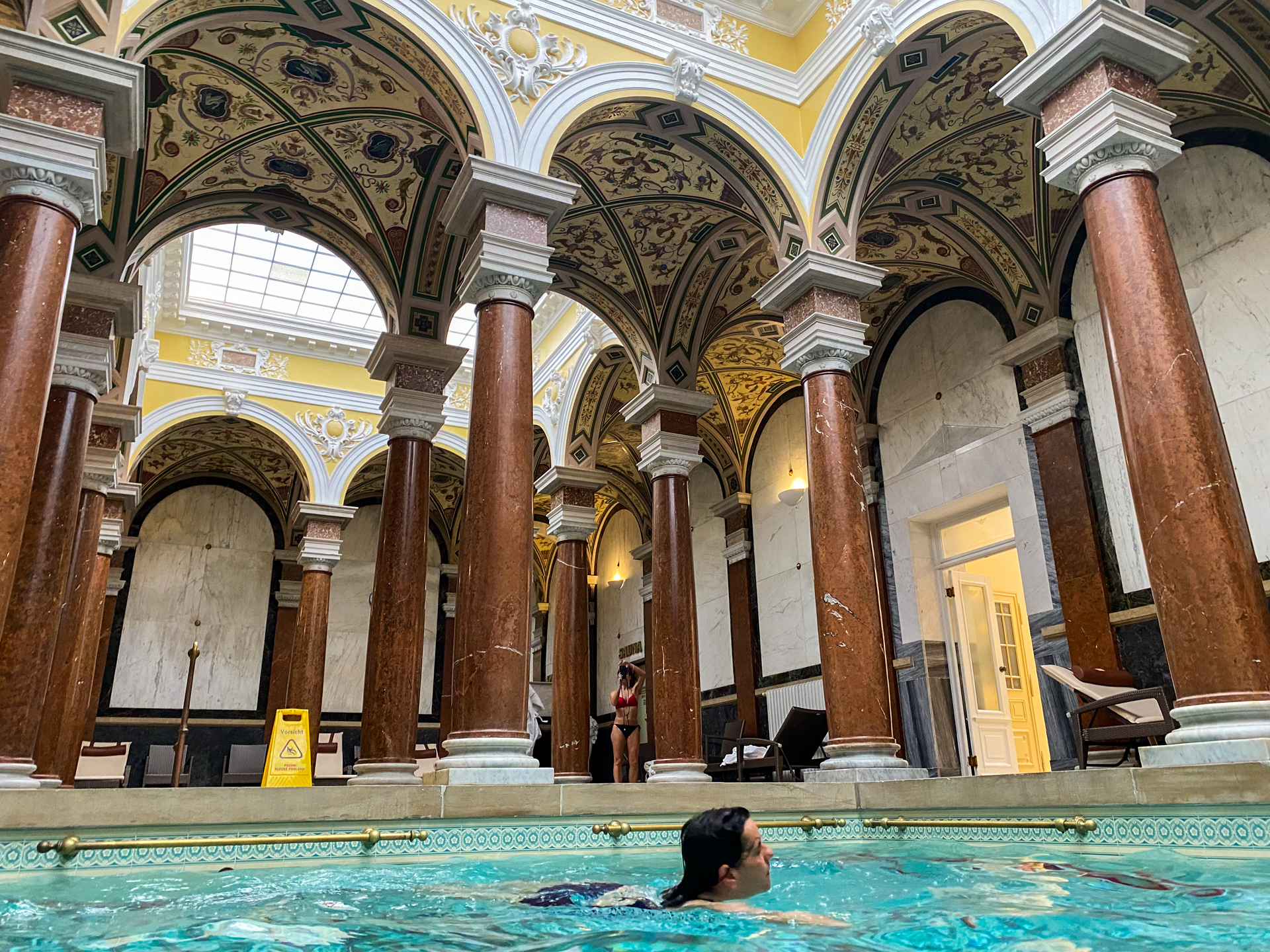 敷地内の泉から湧き出る医療用天然水を使ったローマ風呂。大理石の柱に囲まれたプールで泳げたのはいい思い出