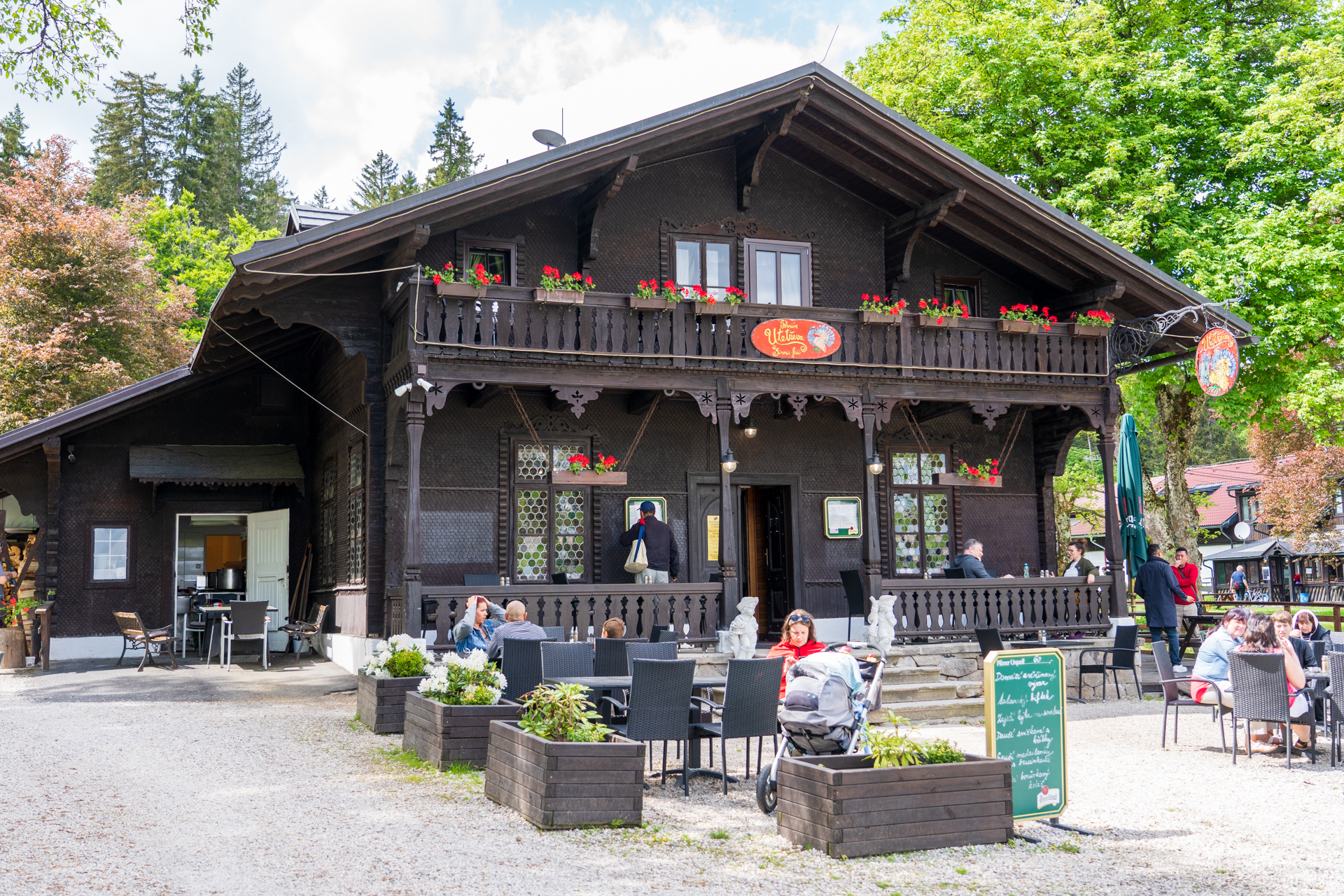 狩猟ロッジ風の建物。1階がレストラン、2階はペンションになっています