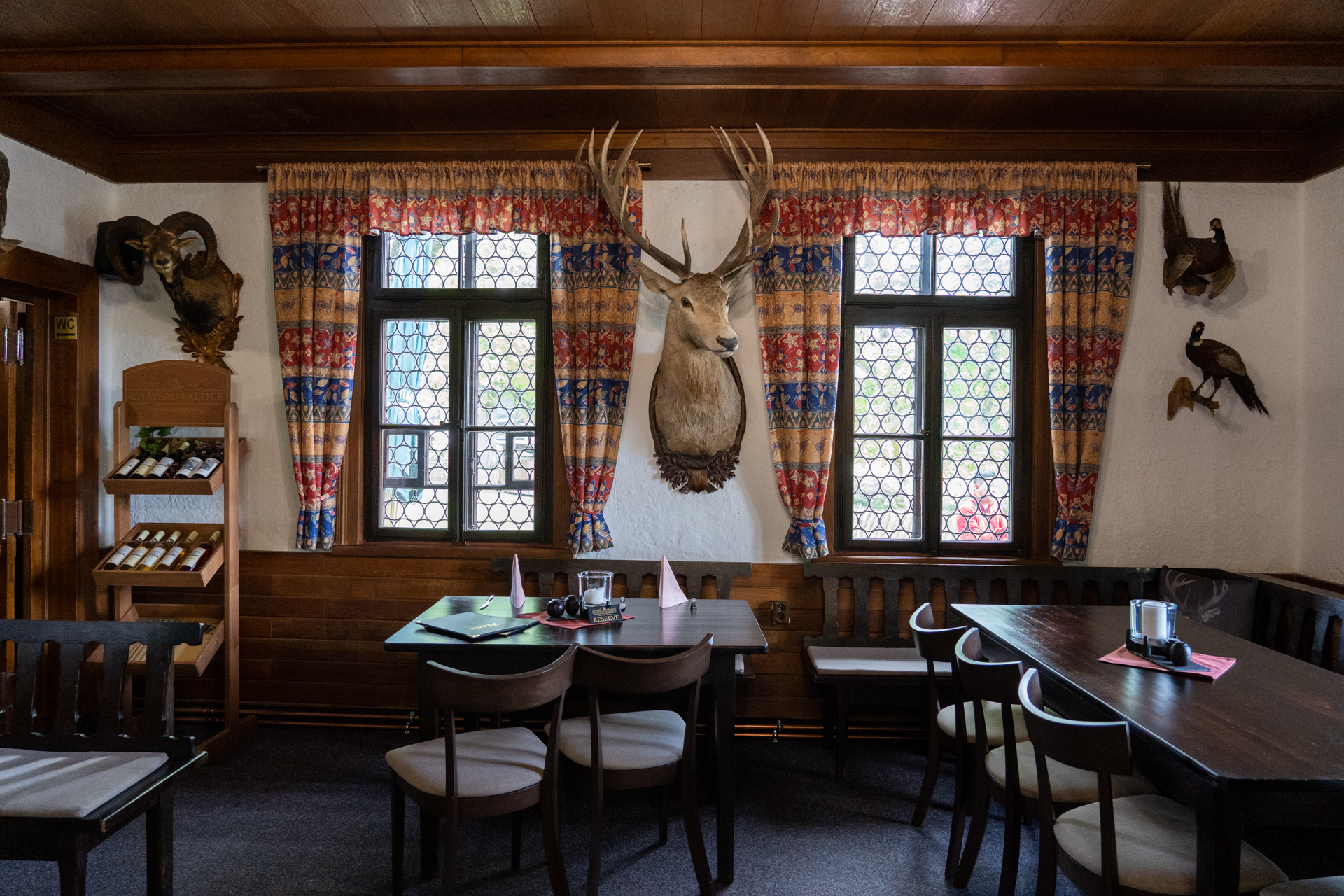 狩猟ロッジ風の建物。1階がレストラン、2階はペンションになっています