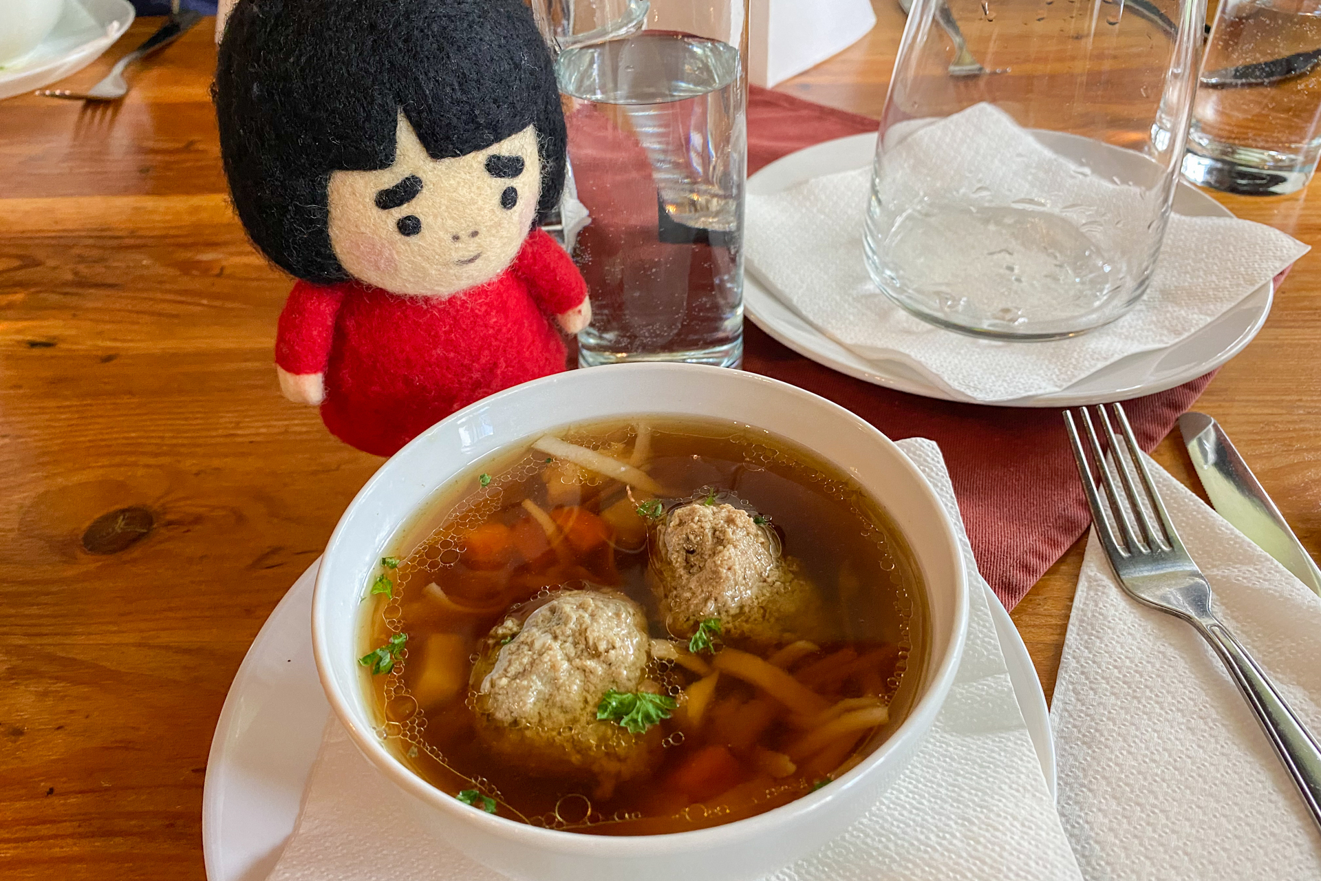 鹿の肉団子が入ったスープは85CZK