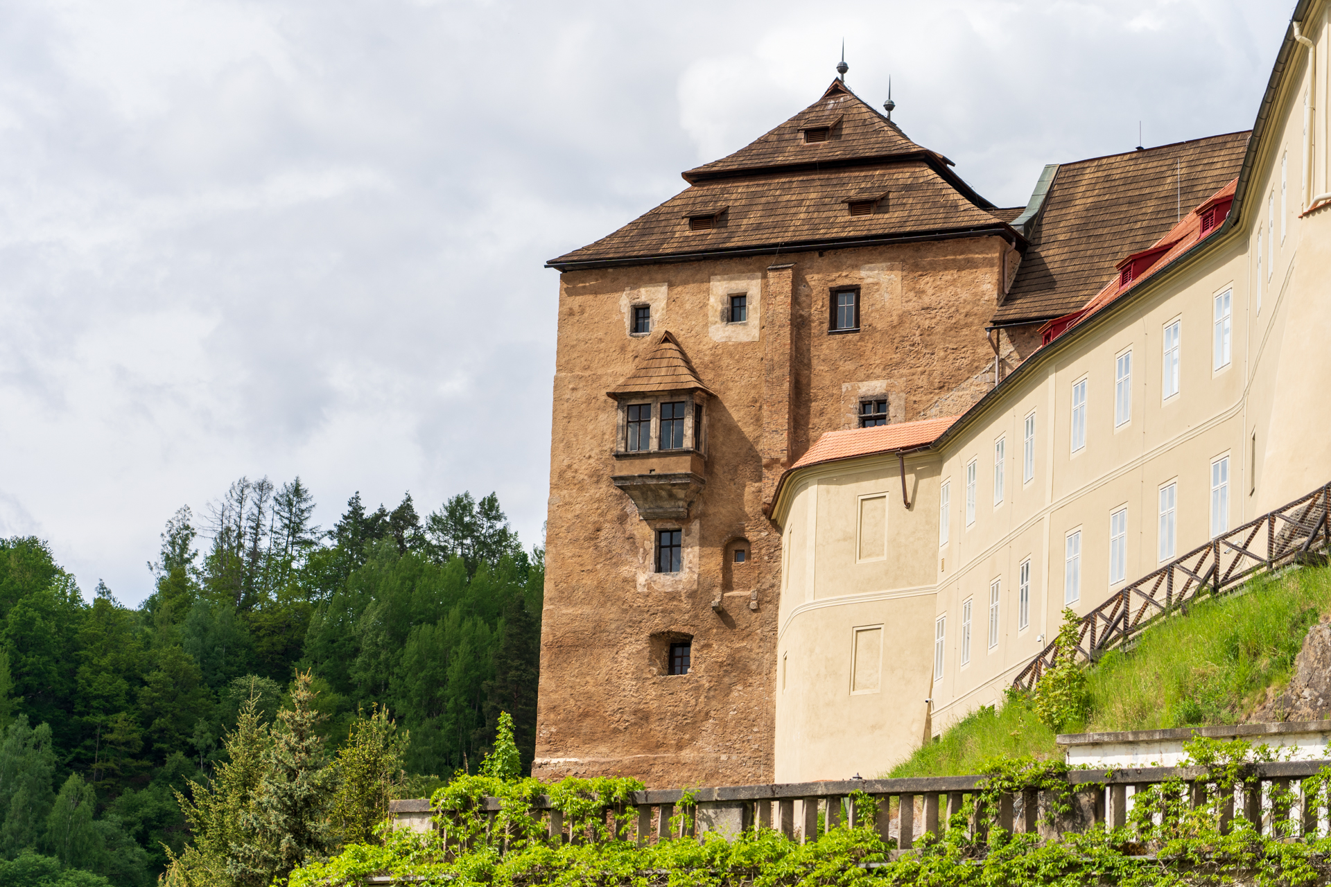 いくつか建物が寄せ集まっていますがメインのお城はこちらの茶色い建物