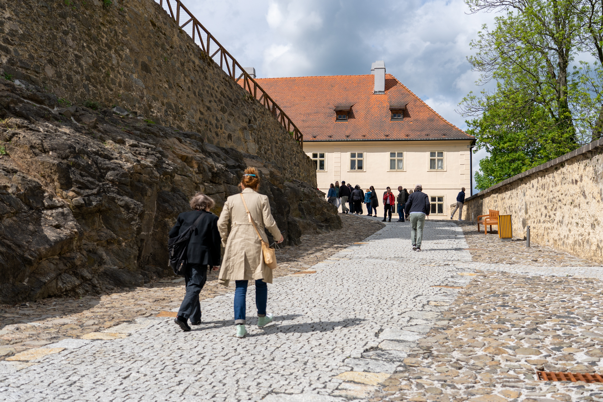石畳の坂道を上りながら入り口へ