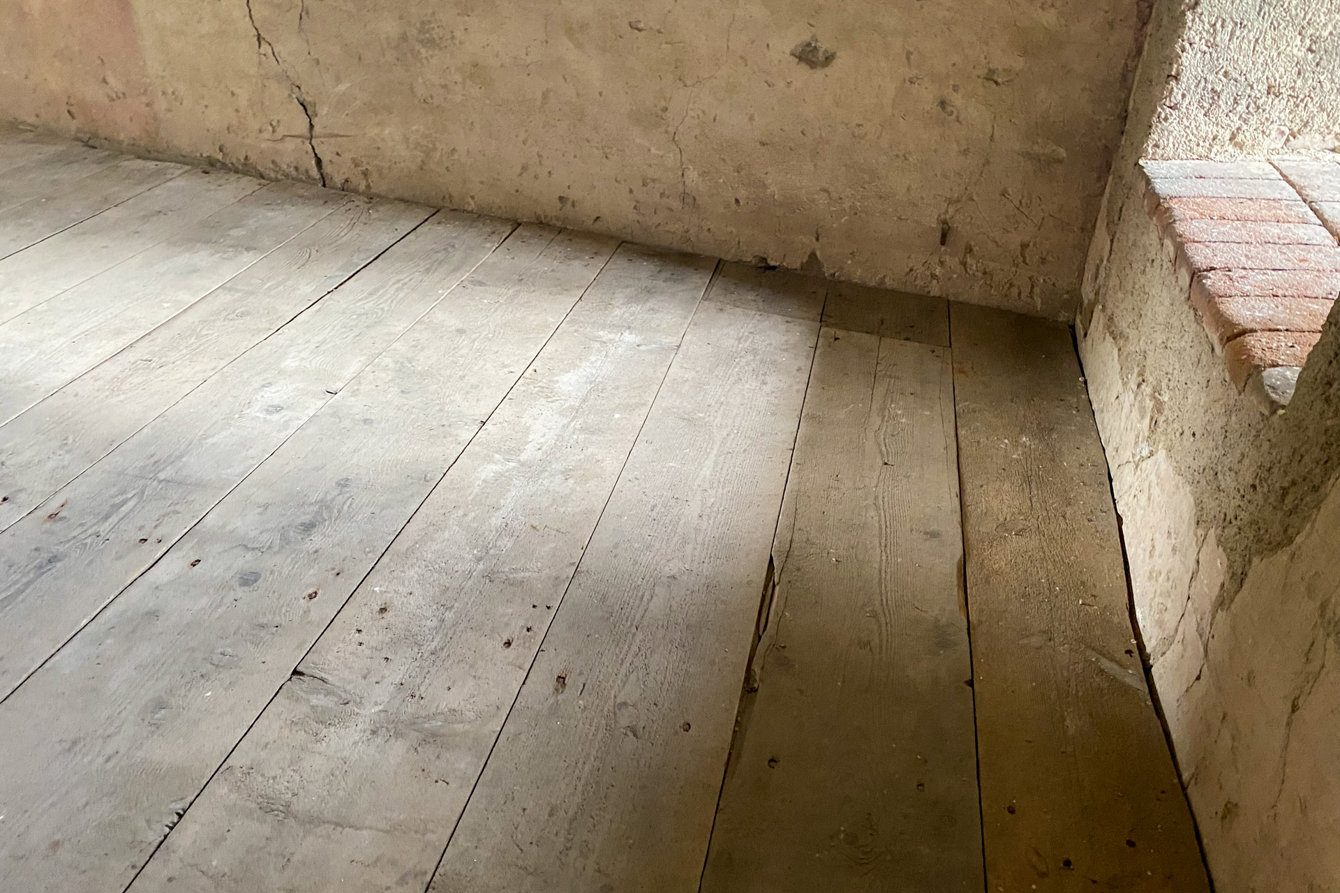 長らく行方不明だった「聖マウルスの聖遺物箱」は、この床下から見つかったそうです