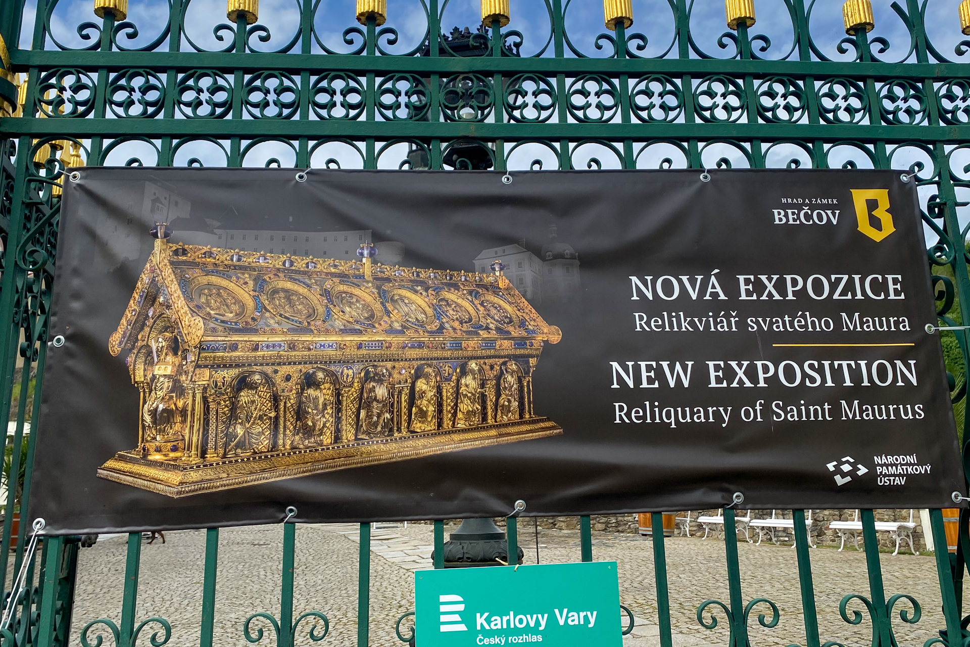 中世の金細工が見事に施されたロマネスク様式の遺産「聖マウルスの聖遺物箱」。長さ140cm、高さ65cm、幅42cm