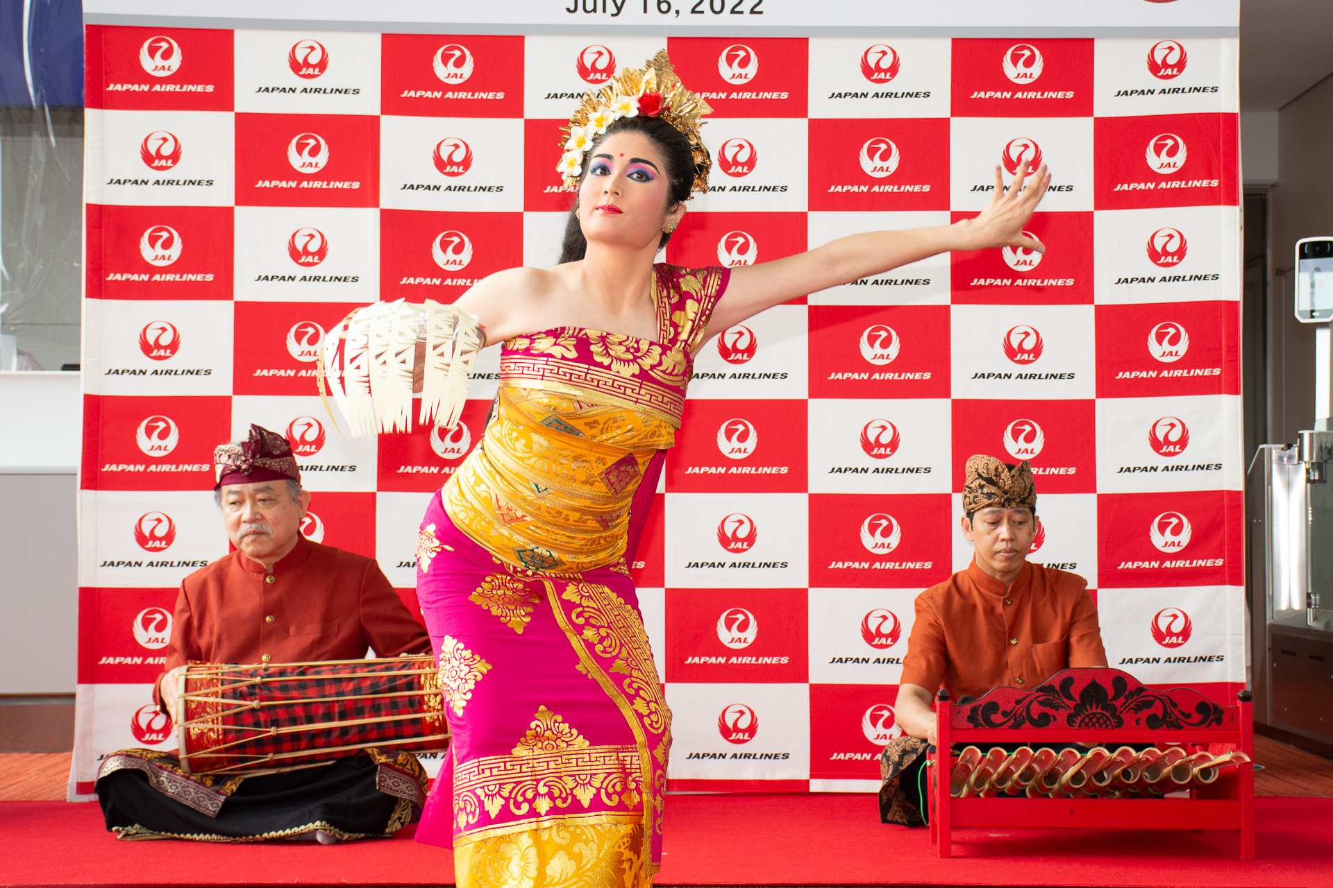 ガムランとともにバリ舞踊を披露