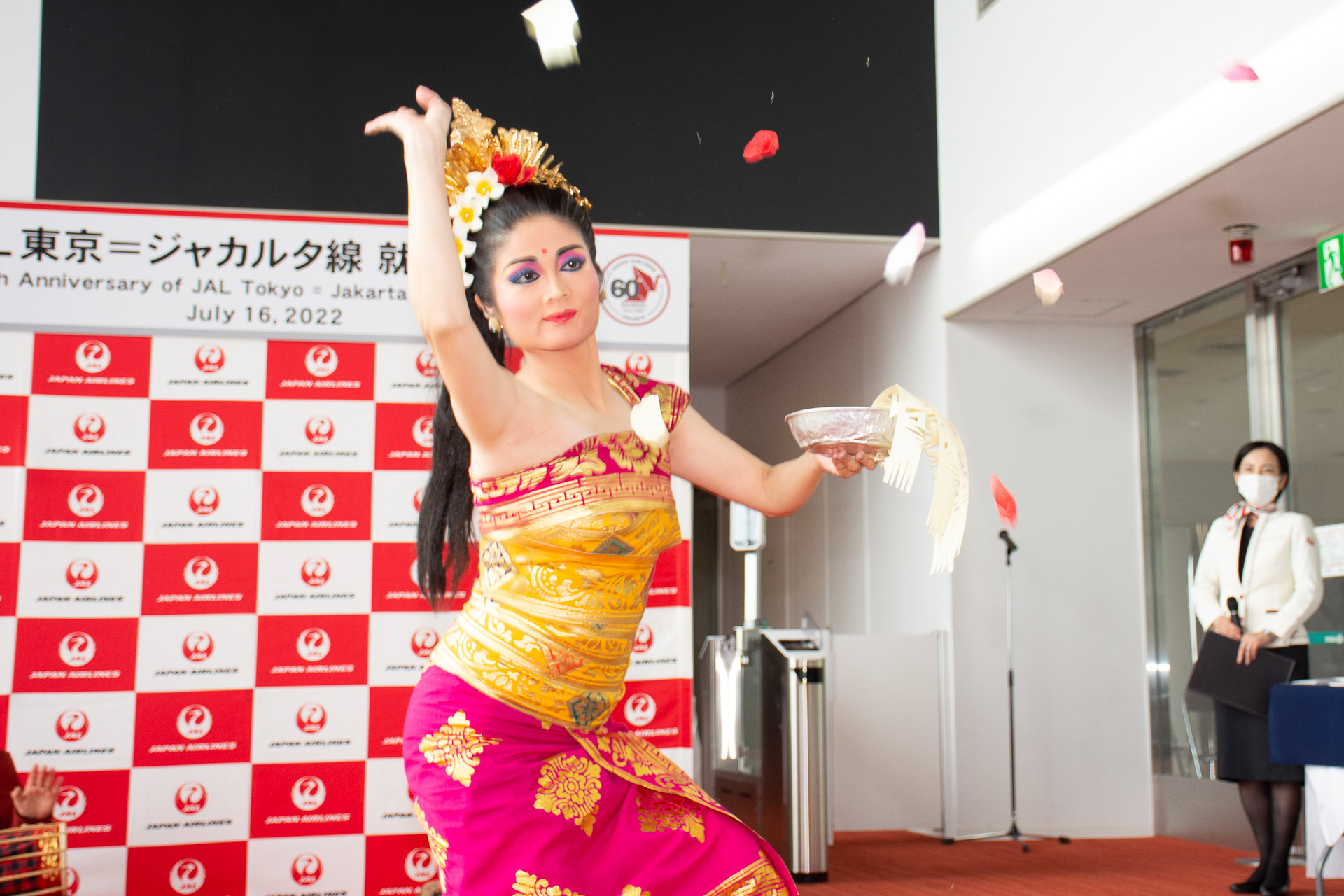 花をまくのは、その場を清めて利用者を歓迎・祝福する意味合いがあるという