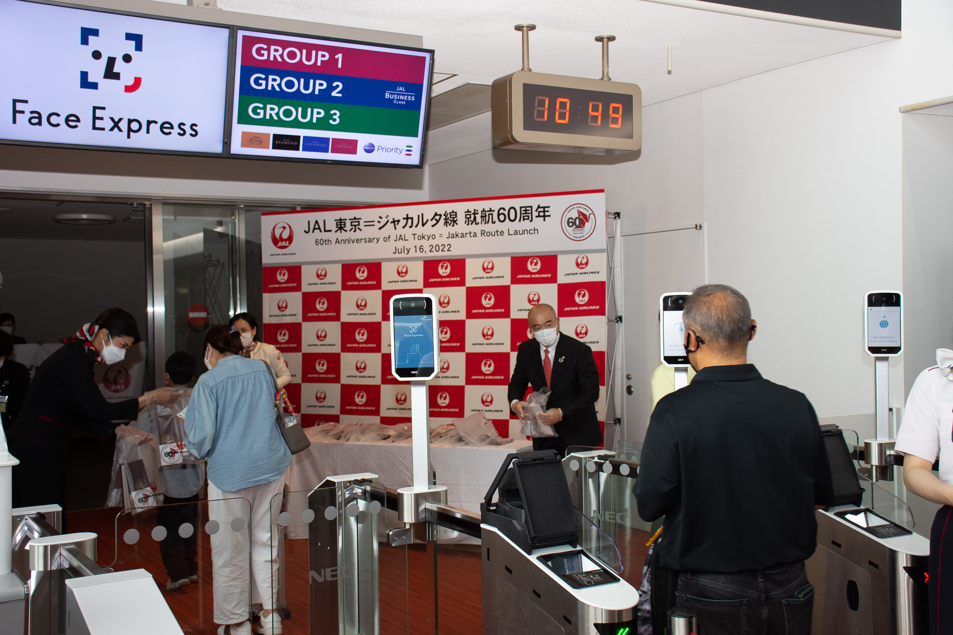 10時45分に搭乗が始まる。ゲート通過後には記念品を配布した