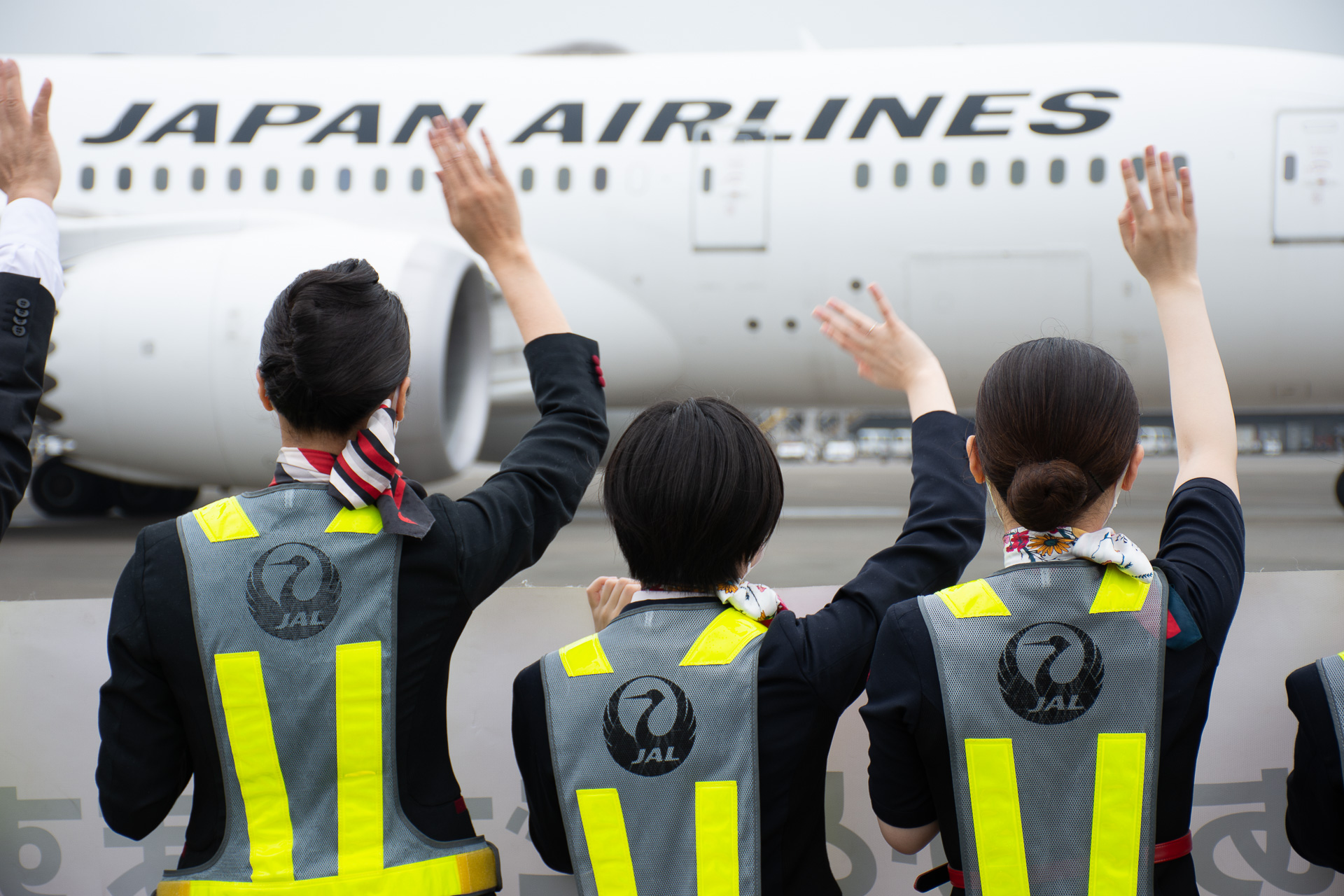 幼児3名を含む122名の乗客を乗せたJL725便は11時9分に出発、11時27分に離陸してジャカルタへ向かった