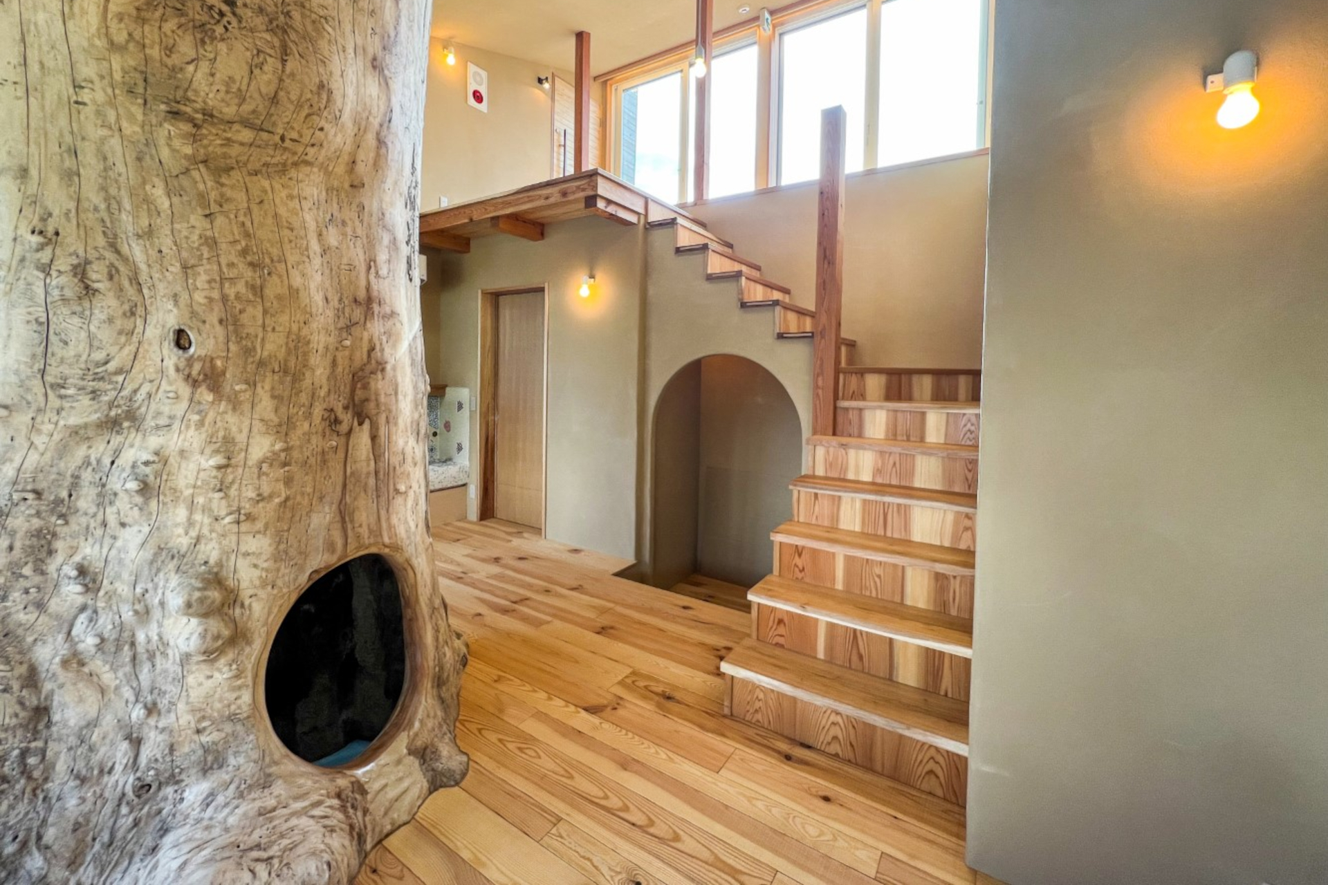 本館の共有スペースにはかくれんぼができる大きな木のシンボルが立つ