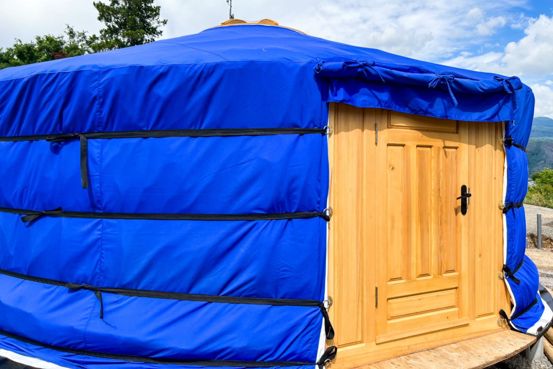 秘密基地のような1棟貸切ゲルにも宿泊できる