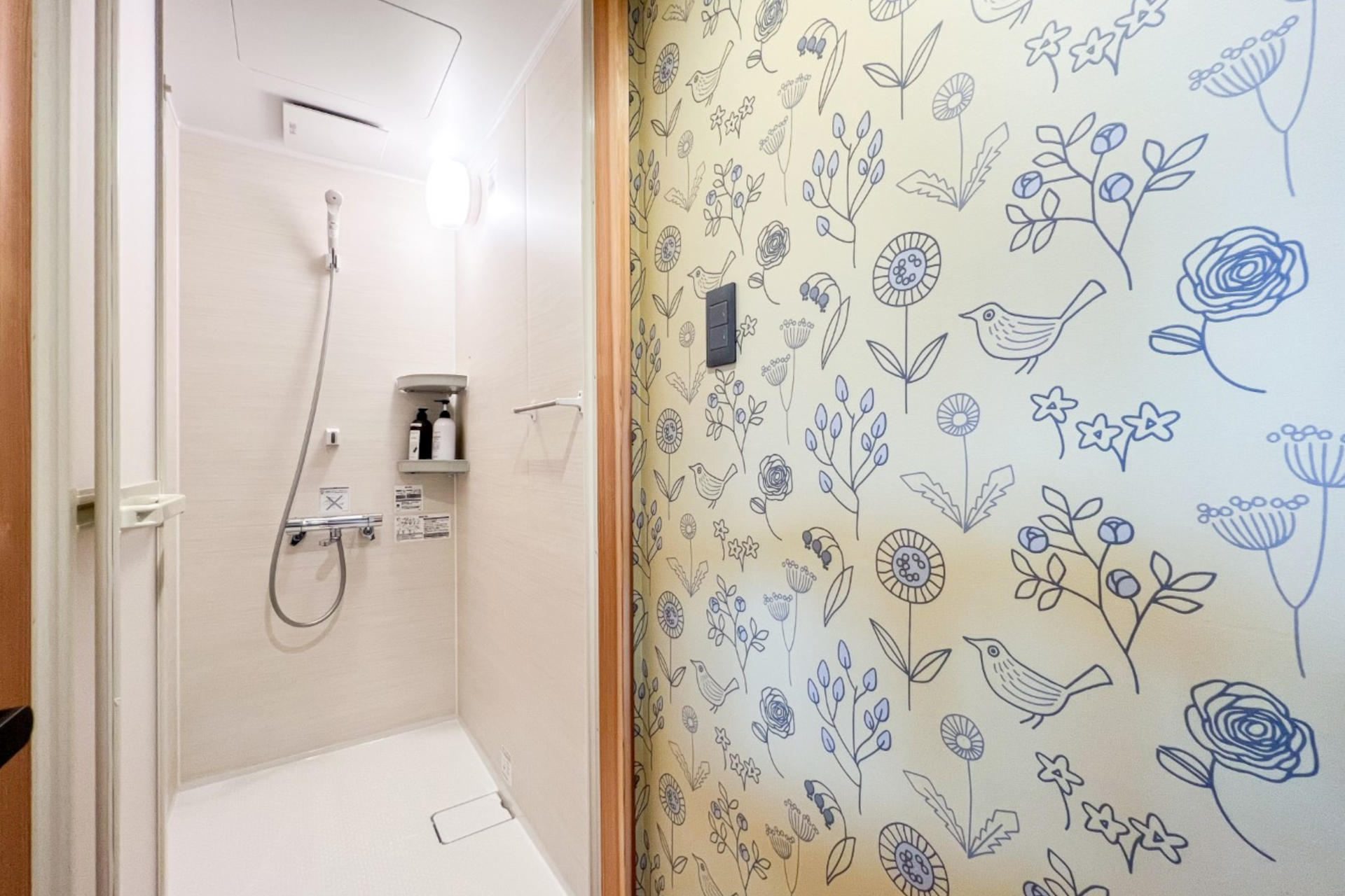 シャワーや洗面、トイレなどを完備しているほか、女性のための自然素材アメニティも用意