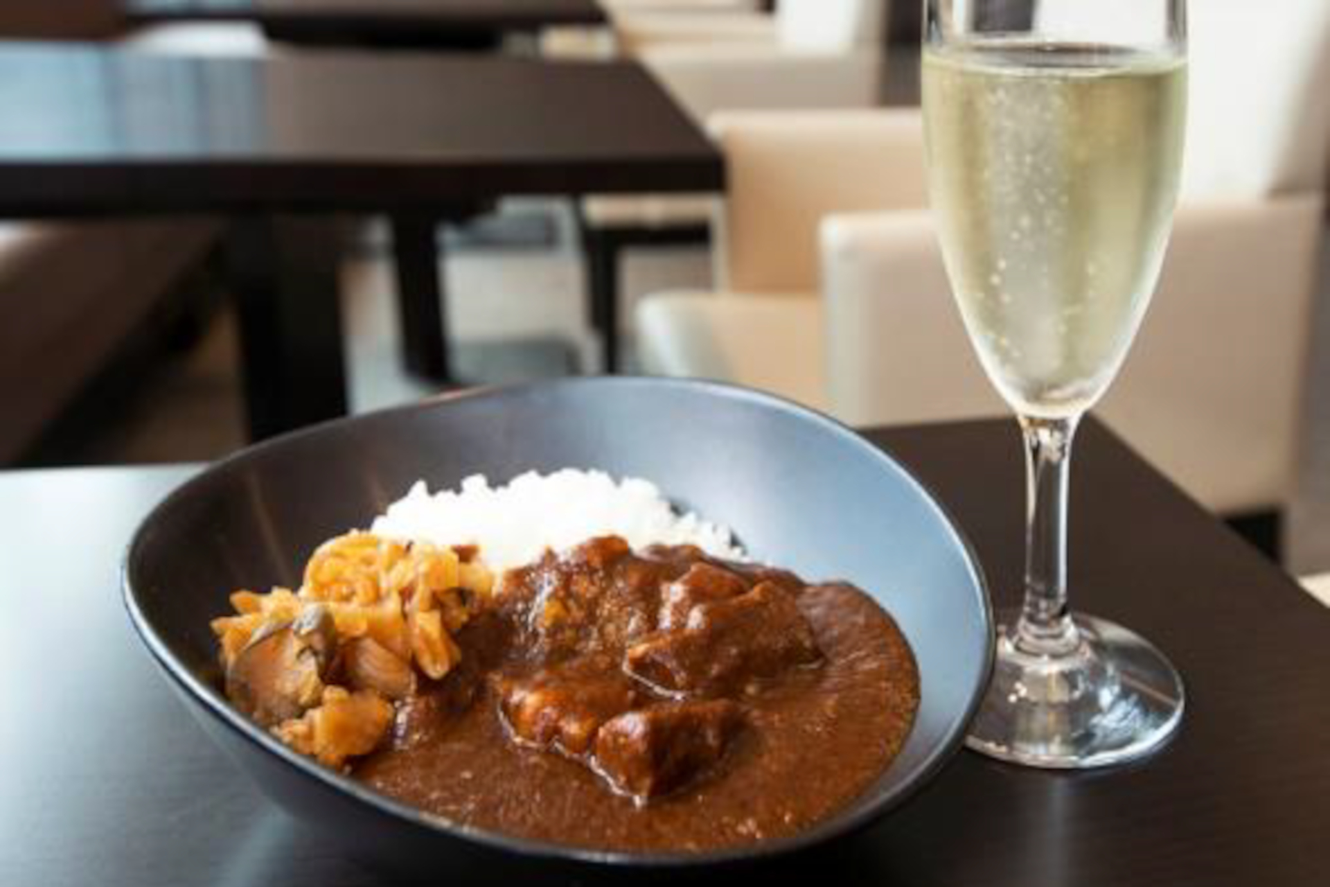 JAL特製オリジナルビーフカレーを味わえる