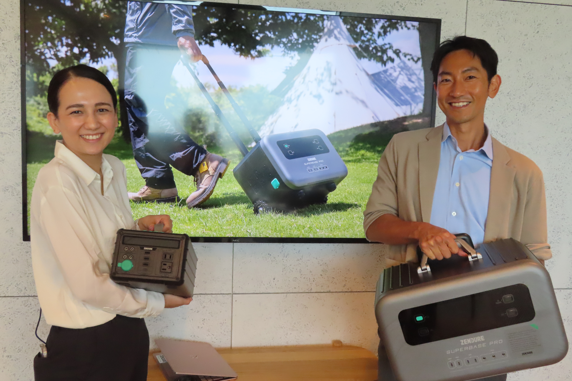 ゼンデュア・ジャパン カントリーマネージャーの小原祐樹氏（右）とマーケティングマネージャーの神田麻里氏（左）