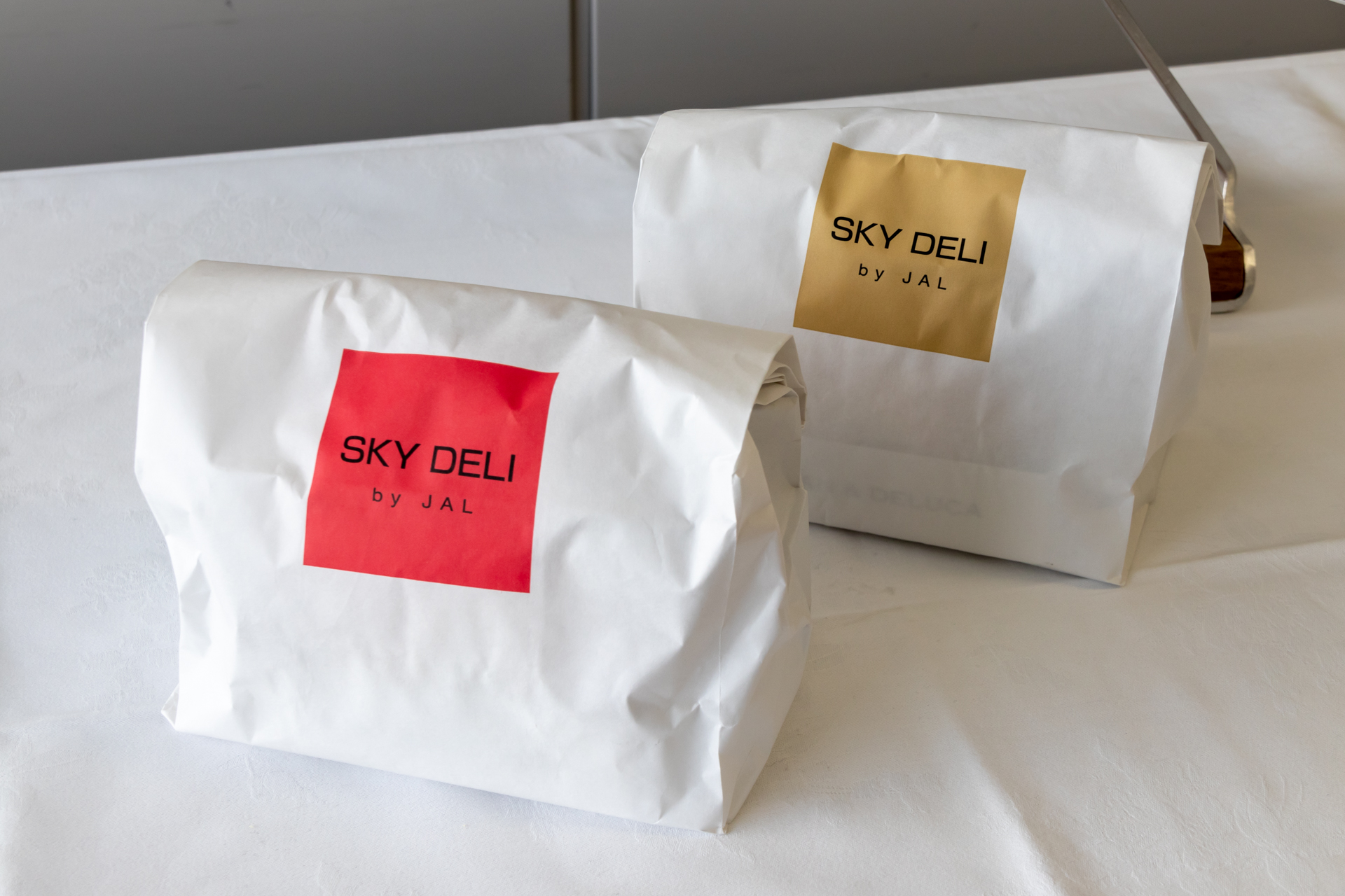 このように紙袋にドーナツサンドとポテトチップスが入った状態で手渡される