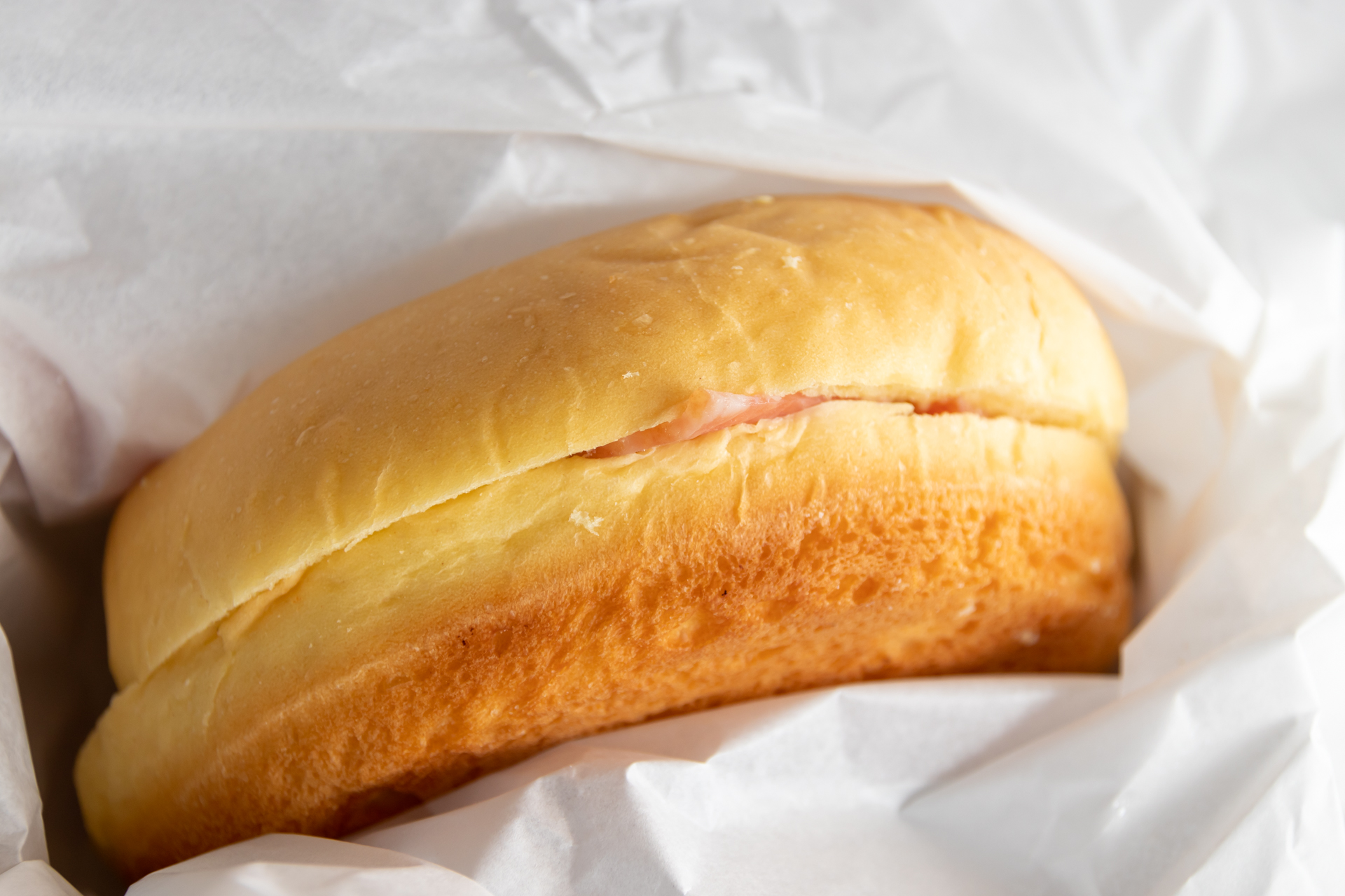 このようにドーナツサンドは紙で包装されており、手を汚さずに片手で食べられる。ドーナツ生地のほのかな甘み、ベーコンの塩味と肉質感、ポテトとピーカンナッツの食感と味わいがバランスよくまとまっている。あっという間にペロリと平らげてしまった