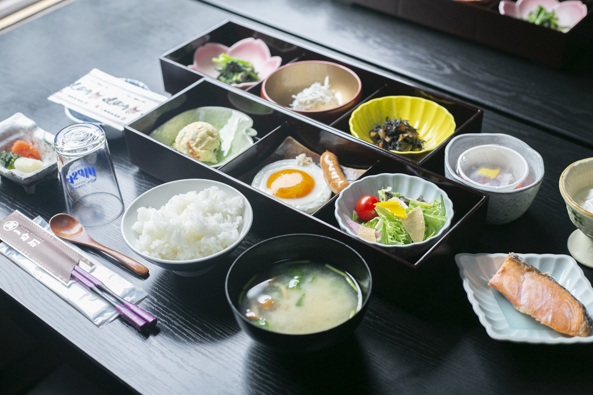 ご飯や味噌汁、焼き魚、おひたしなどの和朝食を旅館内で味わえる