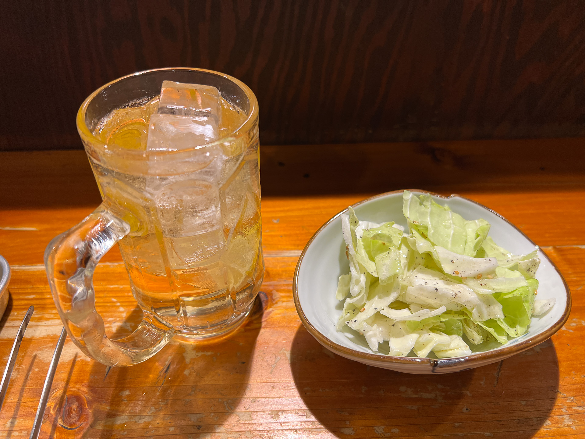 お通しのキャベツと角ハイボール