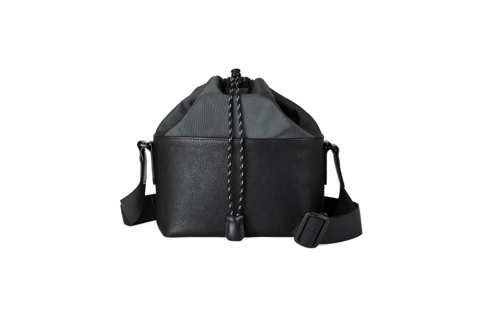 土屋鞄、小型ミラーレス＋レンズ1本を持ち運べる革のカメラバッグ