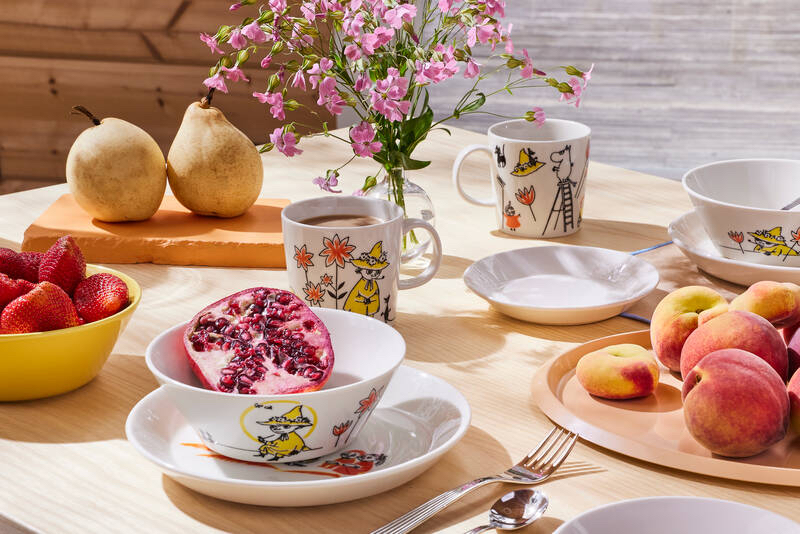 ムーミン物語は赤十字のためにトーベ・ヤンソンが描いた原画のマグカップやプレートを発売する