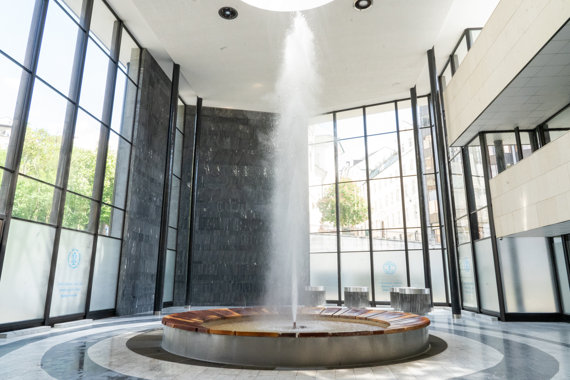 12mの高さまで温泉水が噴出するヴジードロ間欠泉