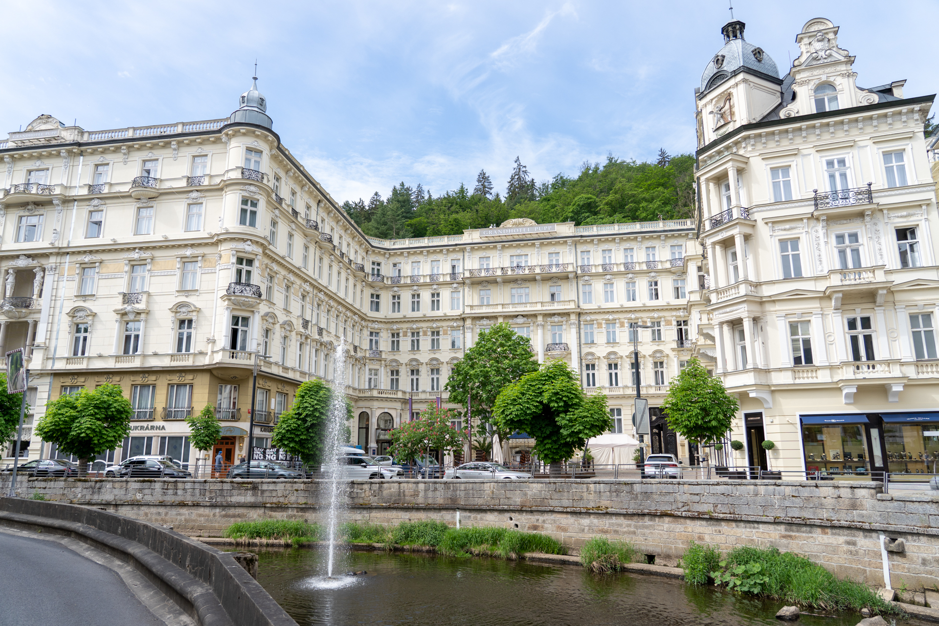 堂々たる佇まいの老舗高級スパホテル「グランドホテル・プップ」