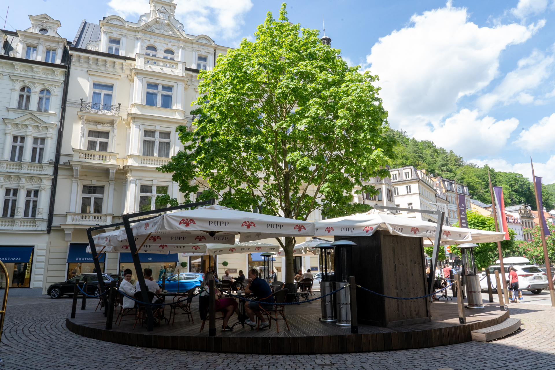 正面玄関前のスペースには昼間カフェが営業します