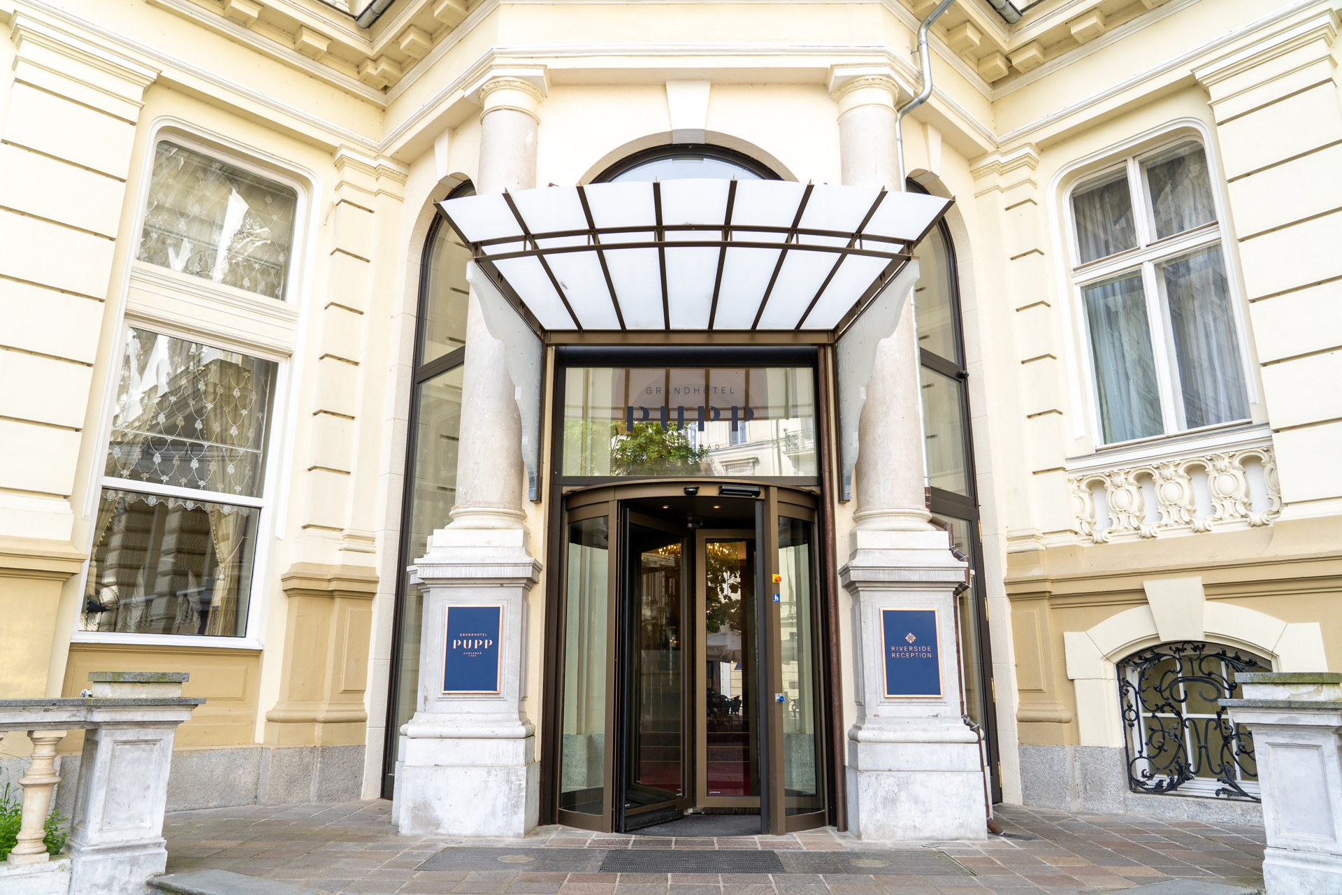 名門ホテルの割りにはかなり控えめなエントランス