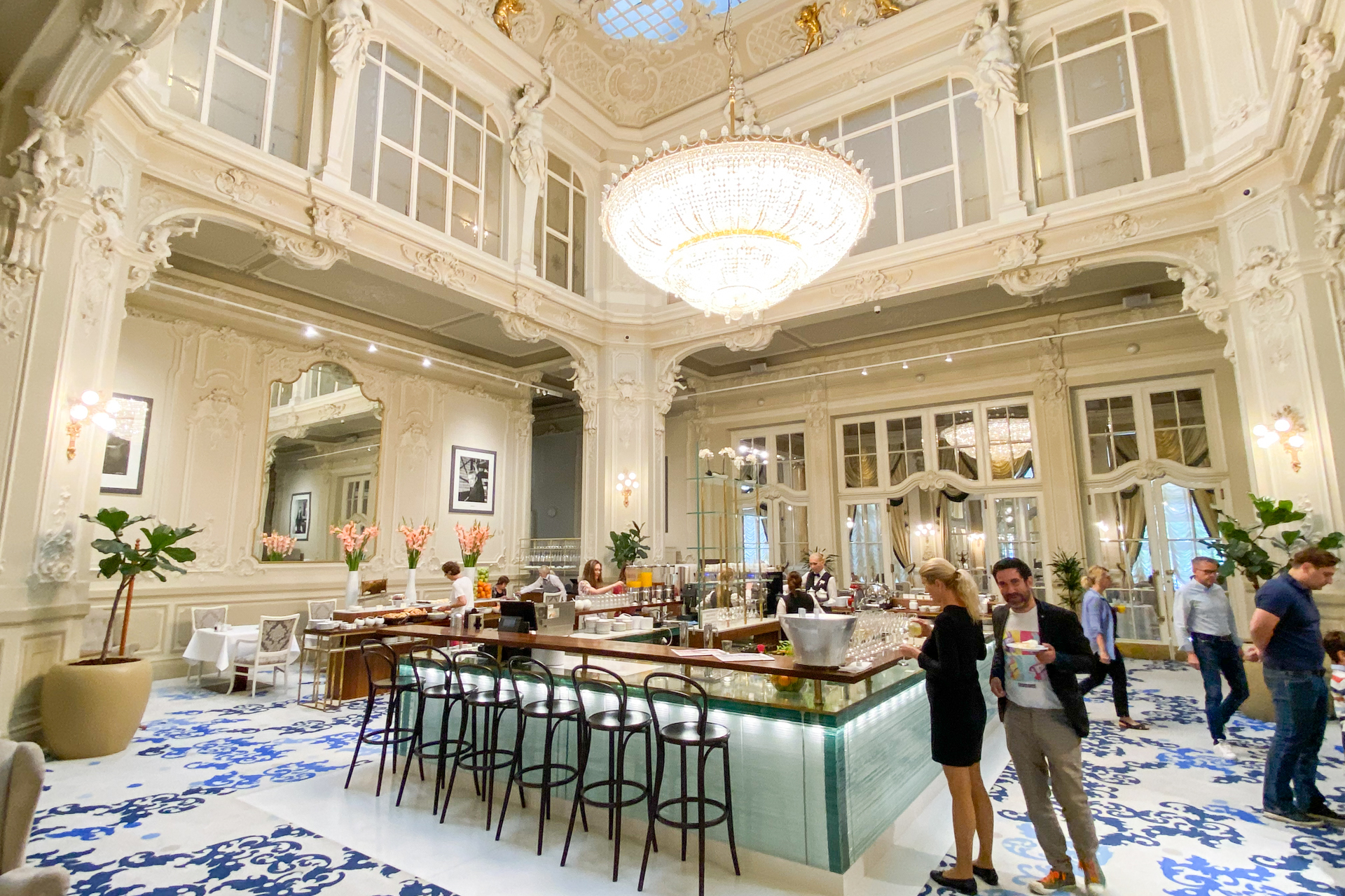 フロントの奥にあるロビーバーの壁にはハリウッドスターの写真が。1番手前はモーガン・フリーマン。ここは朝食会場にもなっています