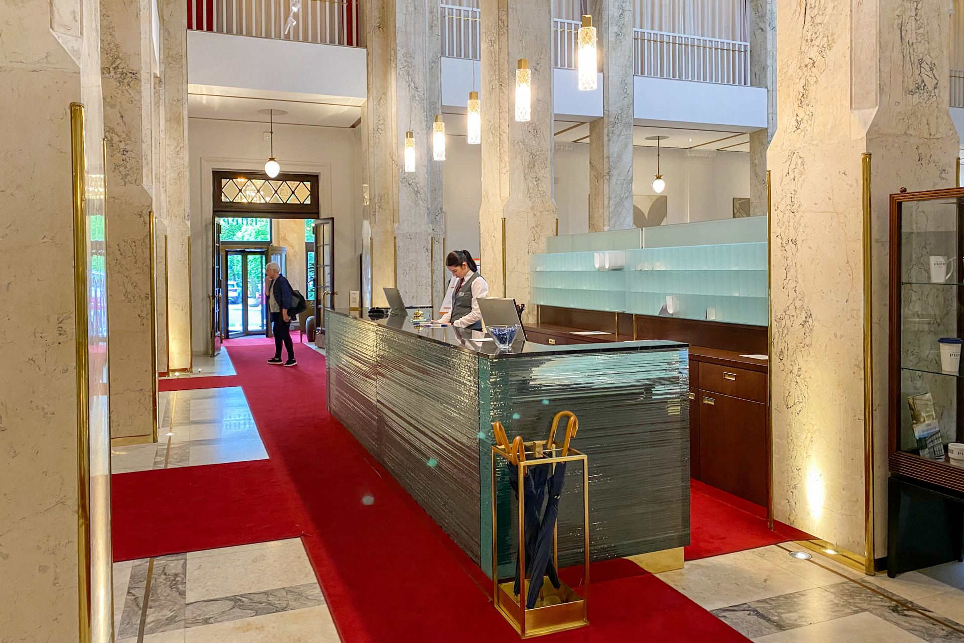 こちらはパークサイドのフロントとホール