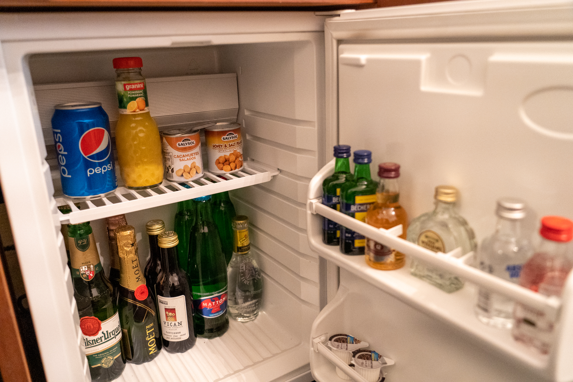 冷蔵庫のなかはミニバーになっています