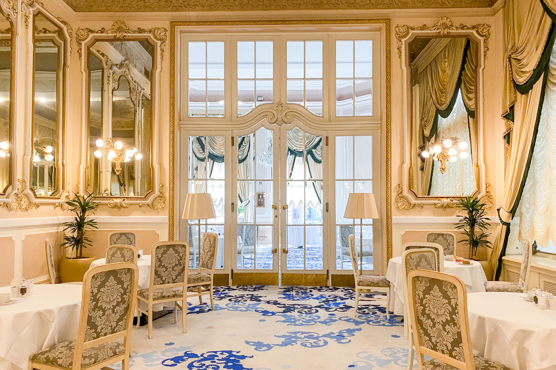 この扉の奥がグランドレストラン