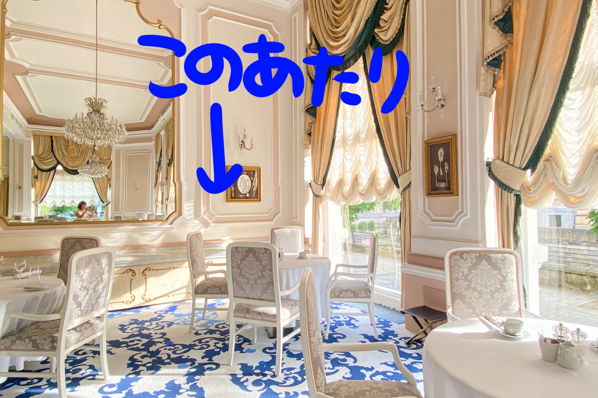 奥の席にこっち側を向いてボンドが座っているシーンがありました